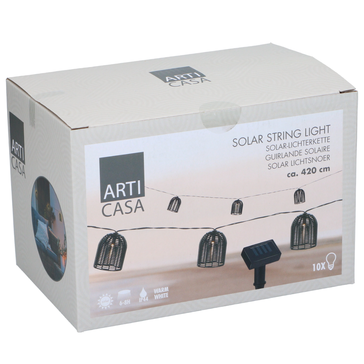 Een witte doos met een productafbeelding van solar lichtslingers. De lampjes staan in een tuin.