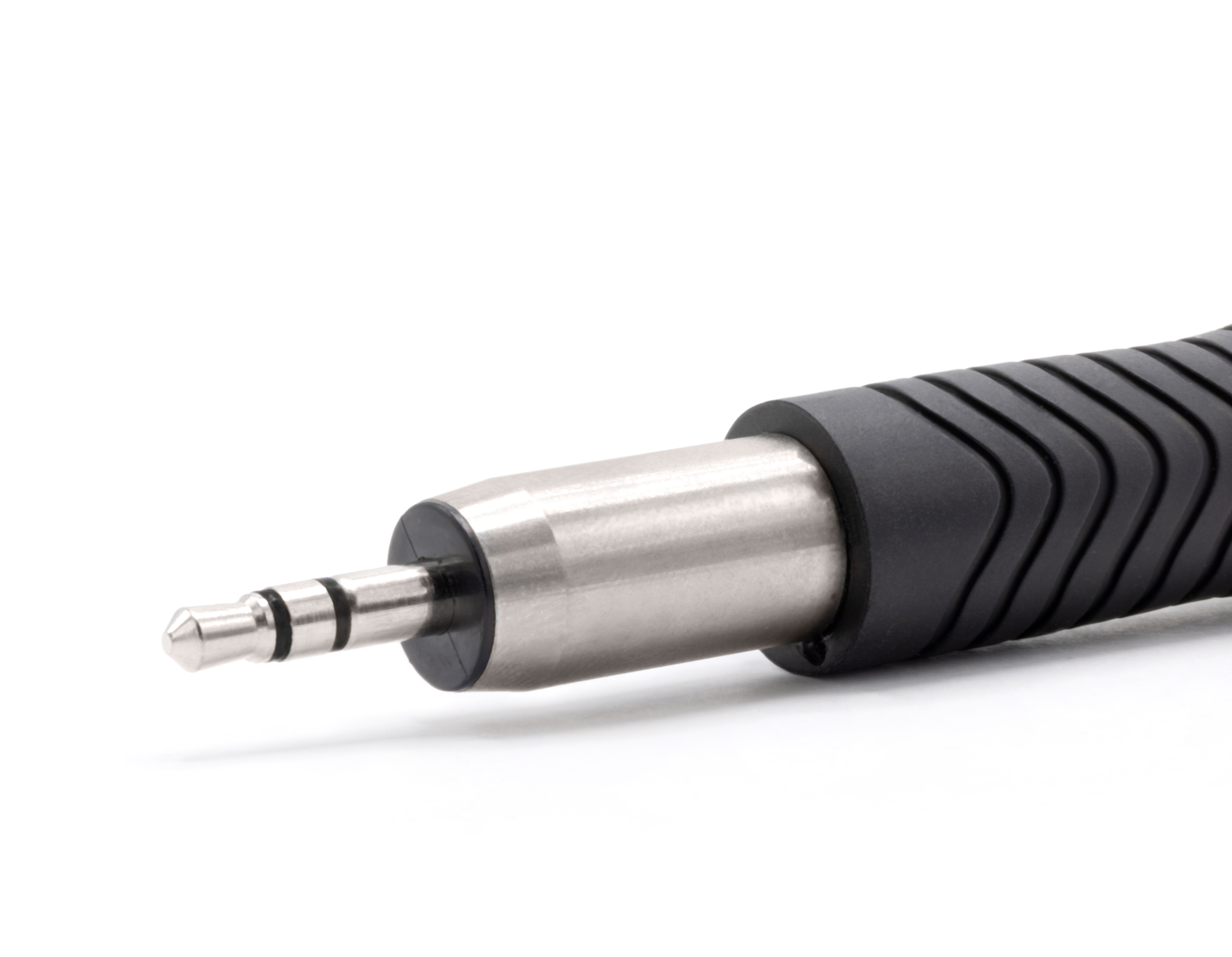 Nahaufnahme eines 3,5-mm-Audio-Klinkensteckers. Er hat mehrere Metallringe und eine abgerundete Spitze.