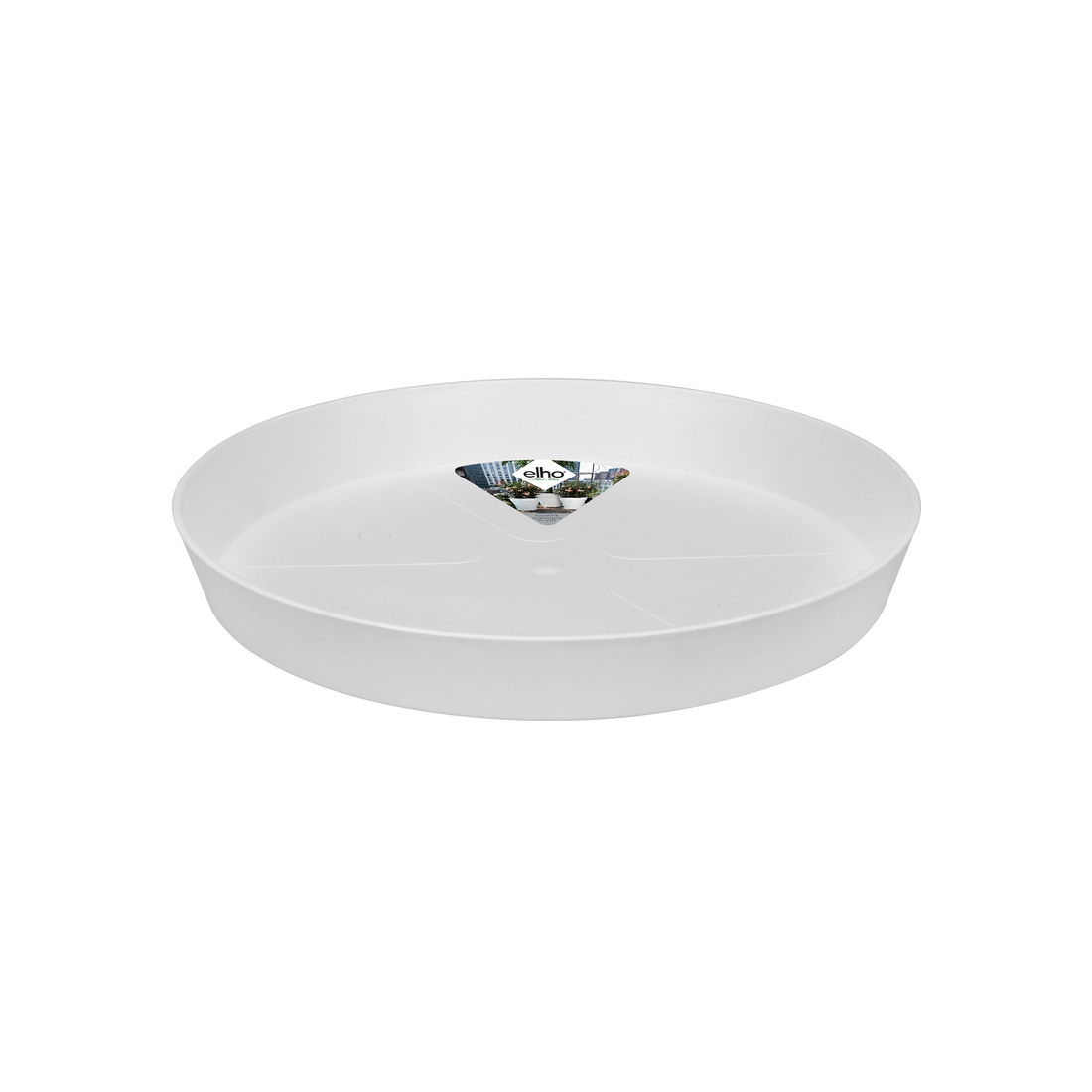Un sottovaso bianco e rotondo con un'etichetta su sfondo bianco.