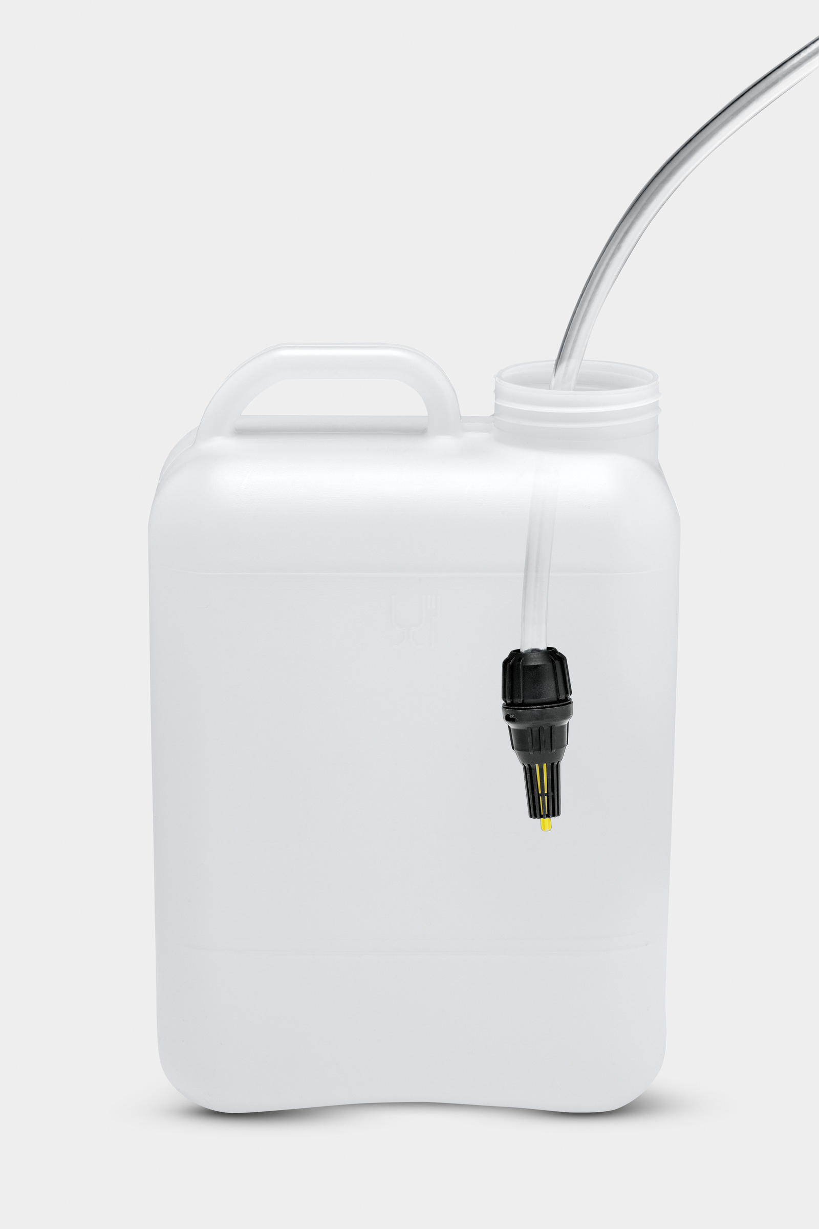 Un contenedor de plástico blanco, con asa. Una manguera está conectada a él.