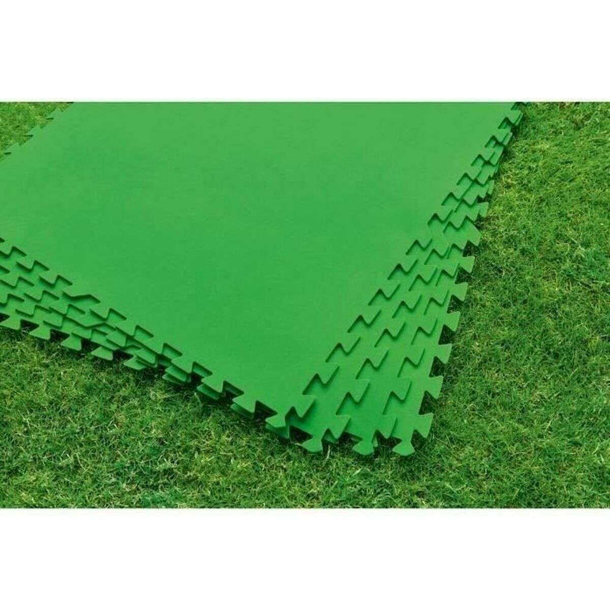 Alfombras de espuma verde entrelazadas sobre hierba.