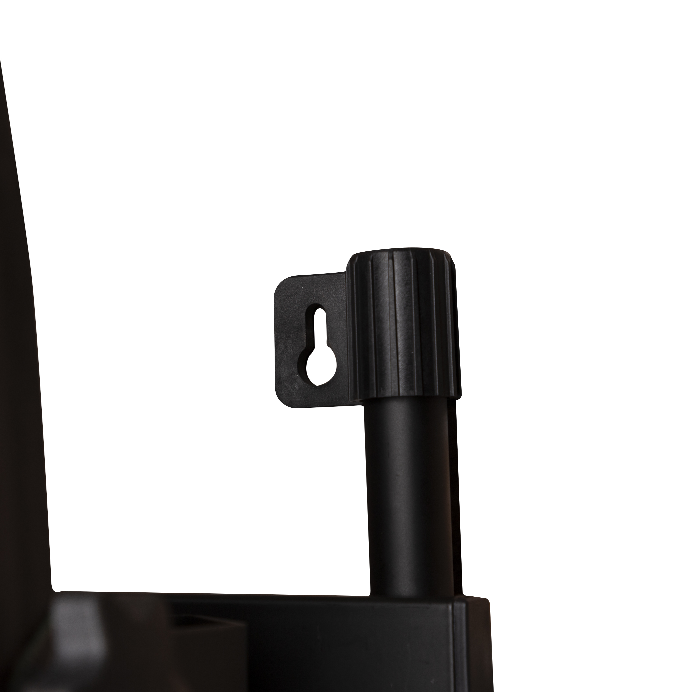 Close-up van de montagebeugel voor de werklamp, een zwart kunststof onderdeel.