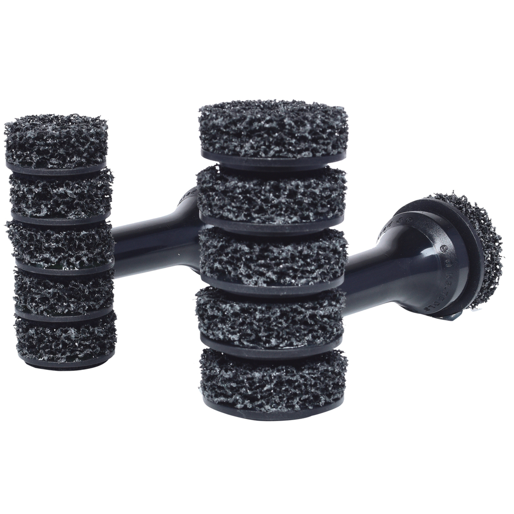 Ein Reinigungswerkzeug mit schwarzen Pads. Das Werkzeug hat einen schwarzen Griff und schwarze Reinigungspads.