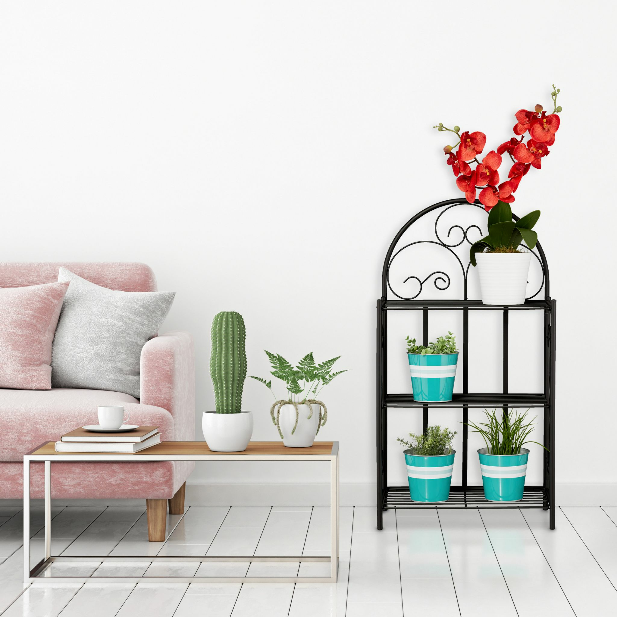 Ein Wohnzimmer mit rosa Sofa, Pflanzenständer und kleinem Couchtisch.