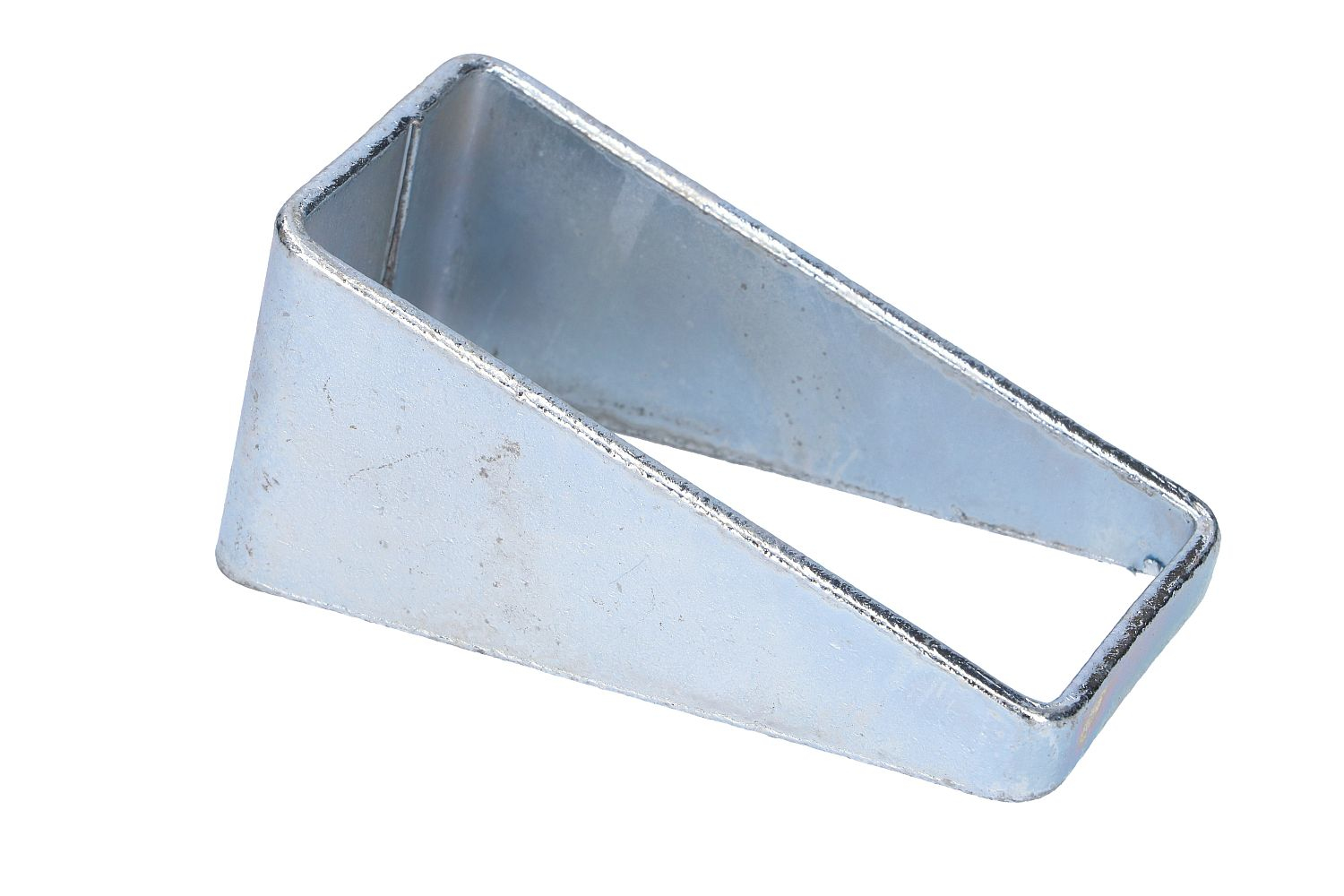 Metalowy wspornik kątowy, trapezowy kształt, odbijający światło, na białym tle.