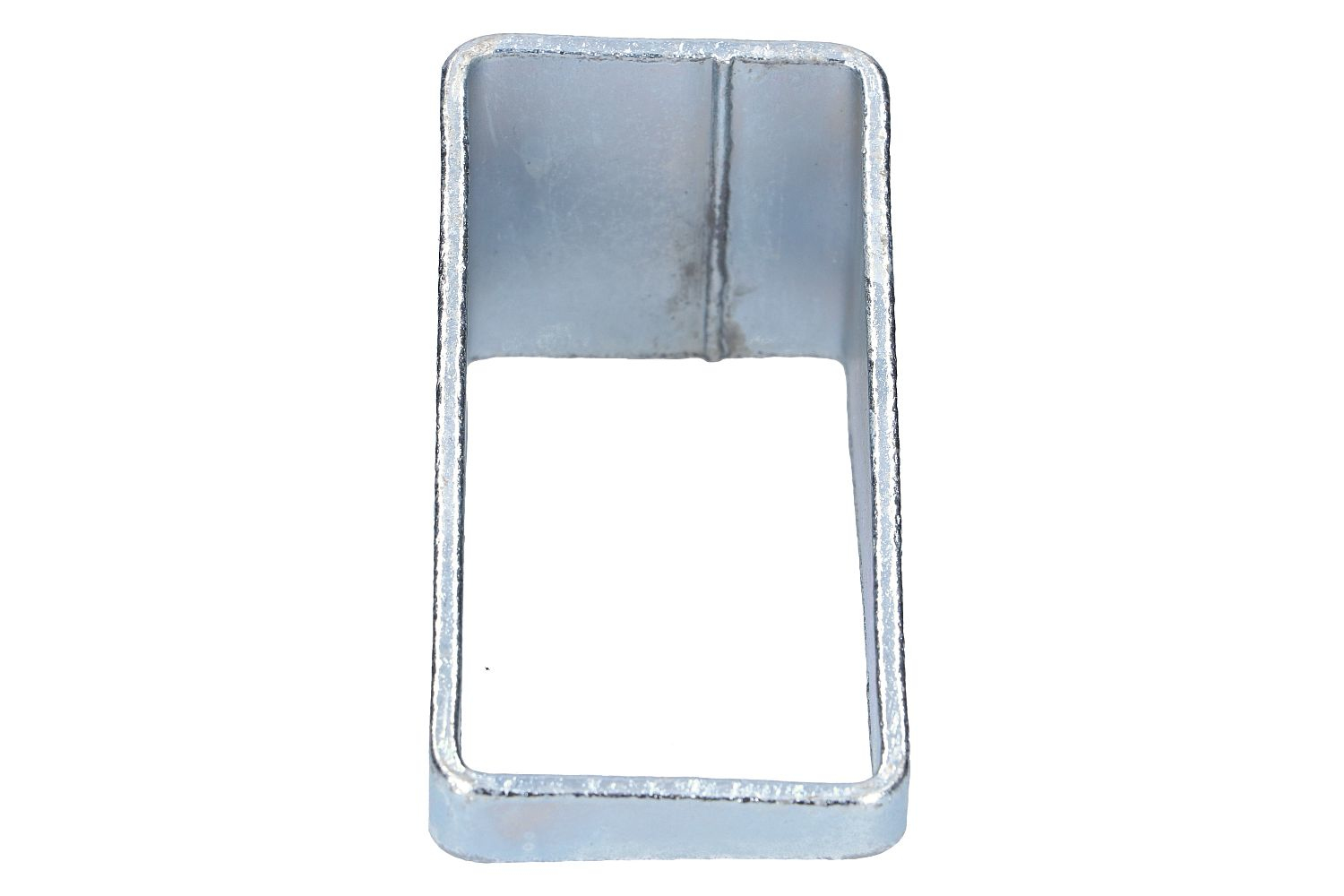 Metalowy prostokątny wspornik, otwarty z jednej strony, odbijający światło, na białym tle.