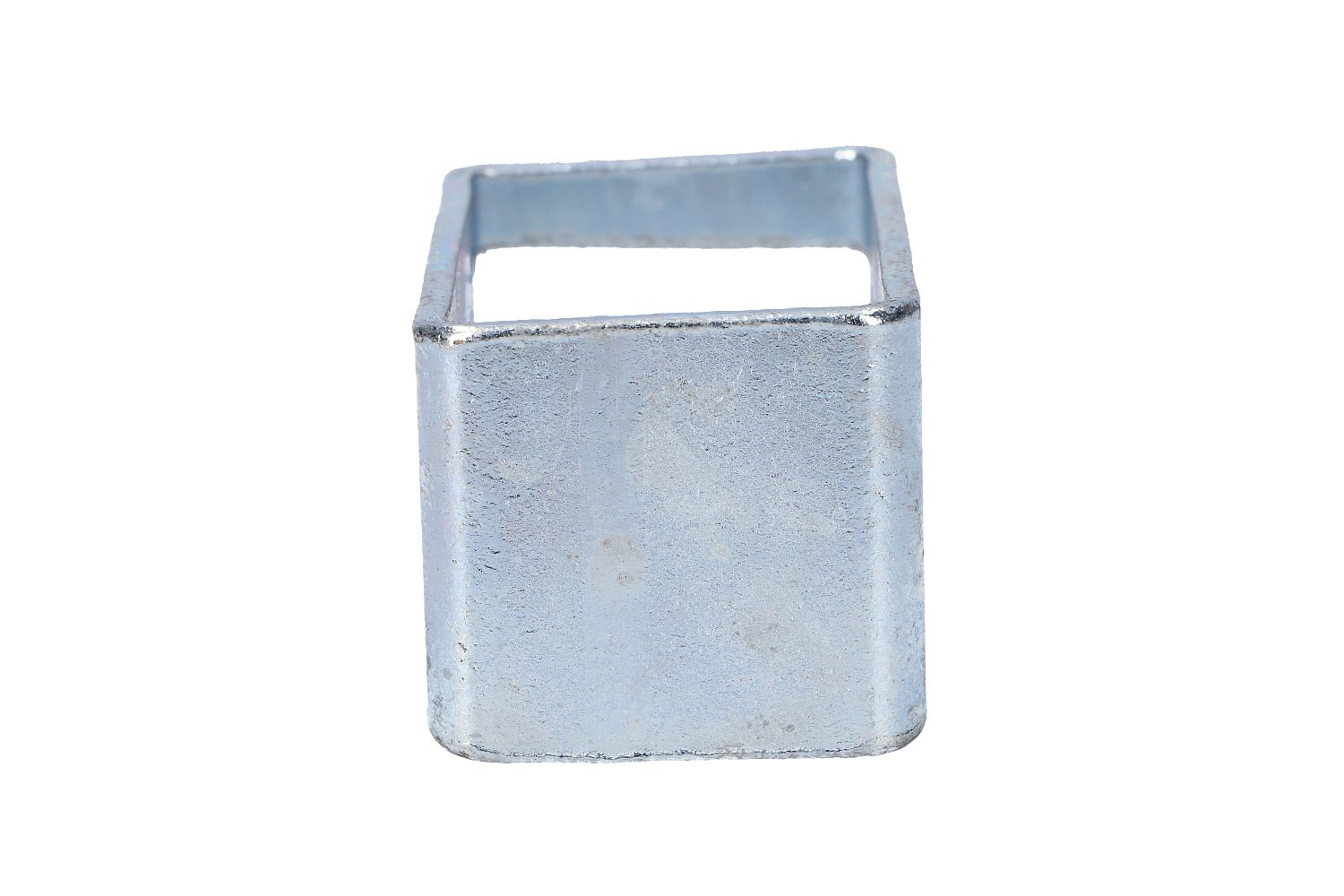 Metalowy kwadratowy wspornik, otwarty z obu stron, odbijający światło, na białym tle.