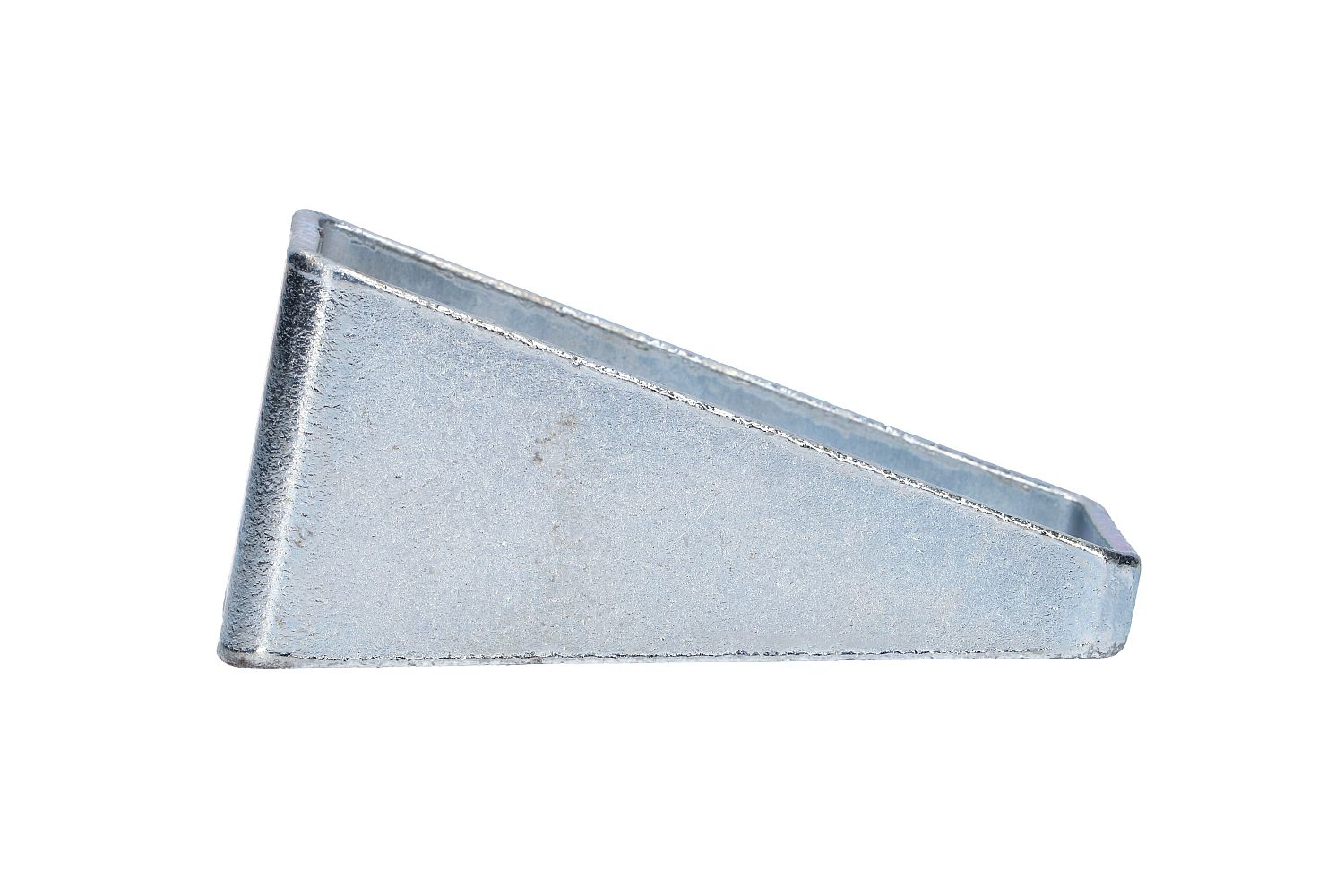 Metalowy wspornik kątowy, trapezowy kształt, odbijający światło, na białym tle.