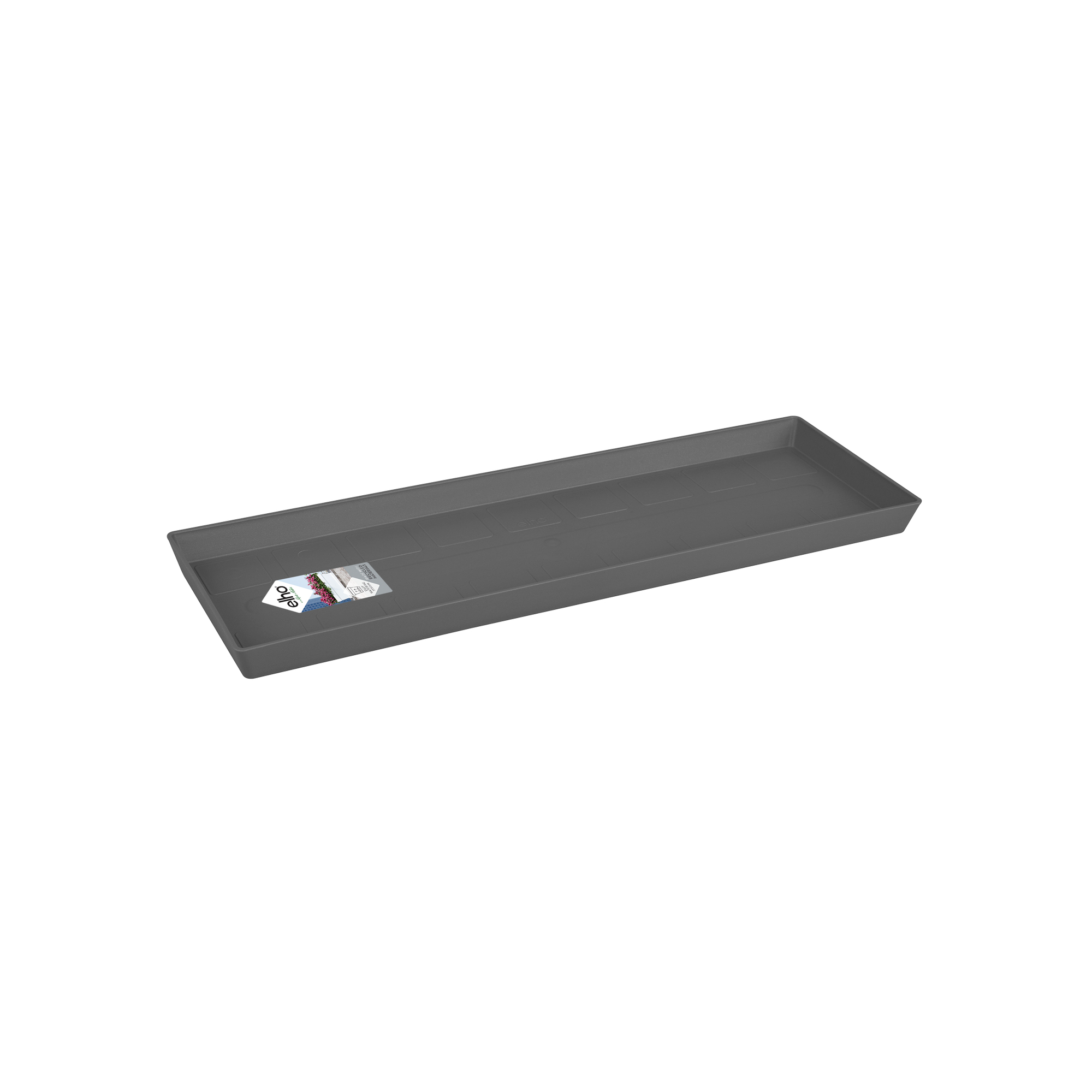Una bandeja rectangular gris con una etiqueta. Está sobre un fondo blanco.