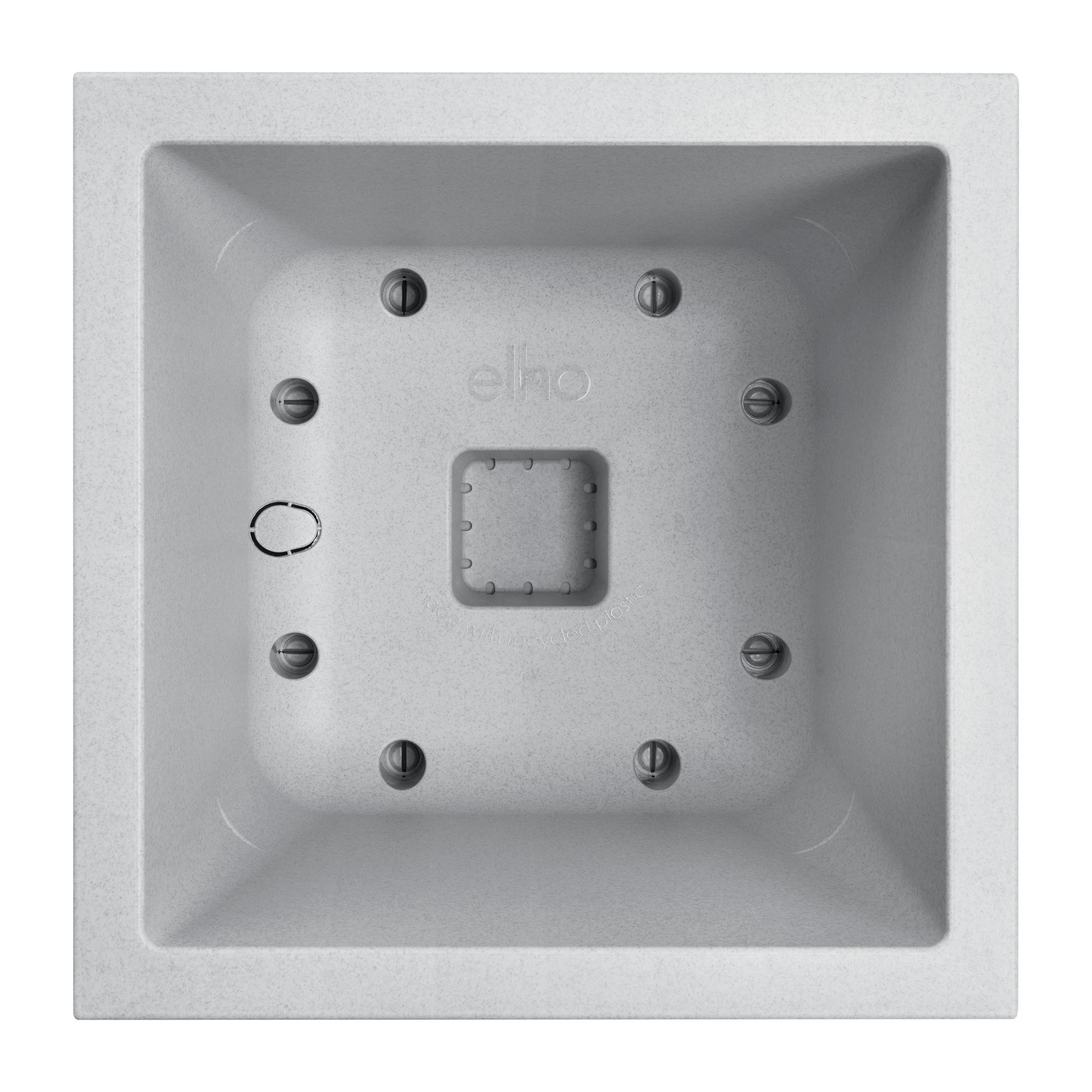 Widok z góry na jasnoszarą kwadratową donicę z zagłębionymi otworami drenażowymi.