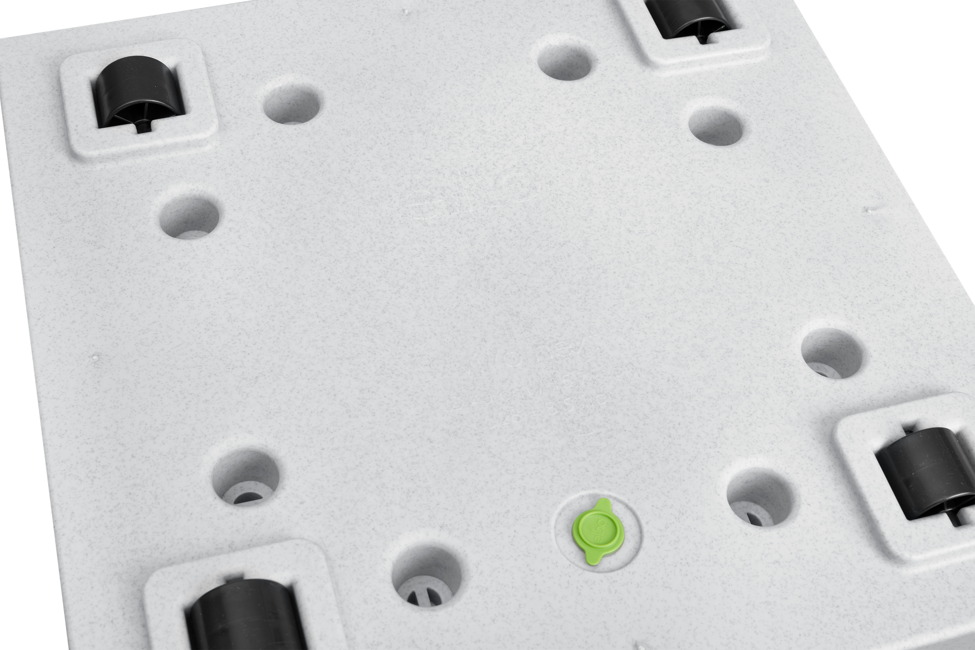 Zbliżenie jasnoszarej, teksturowanej podstawy z kilkoma okrągłymi otworami i kółkami.