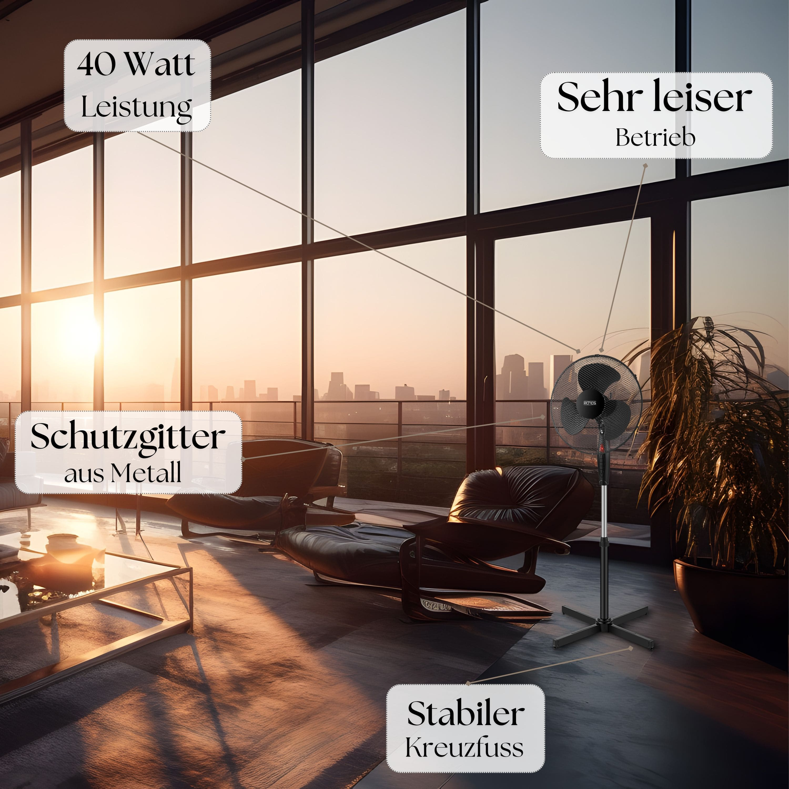 Innenraum mit schwarzem Standventilator, Sessel und Fenster mit Stadtblick.
