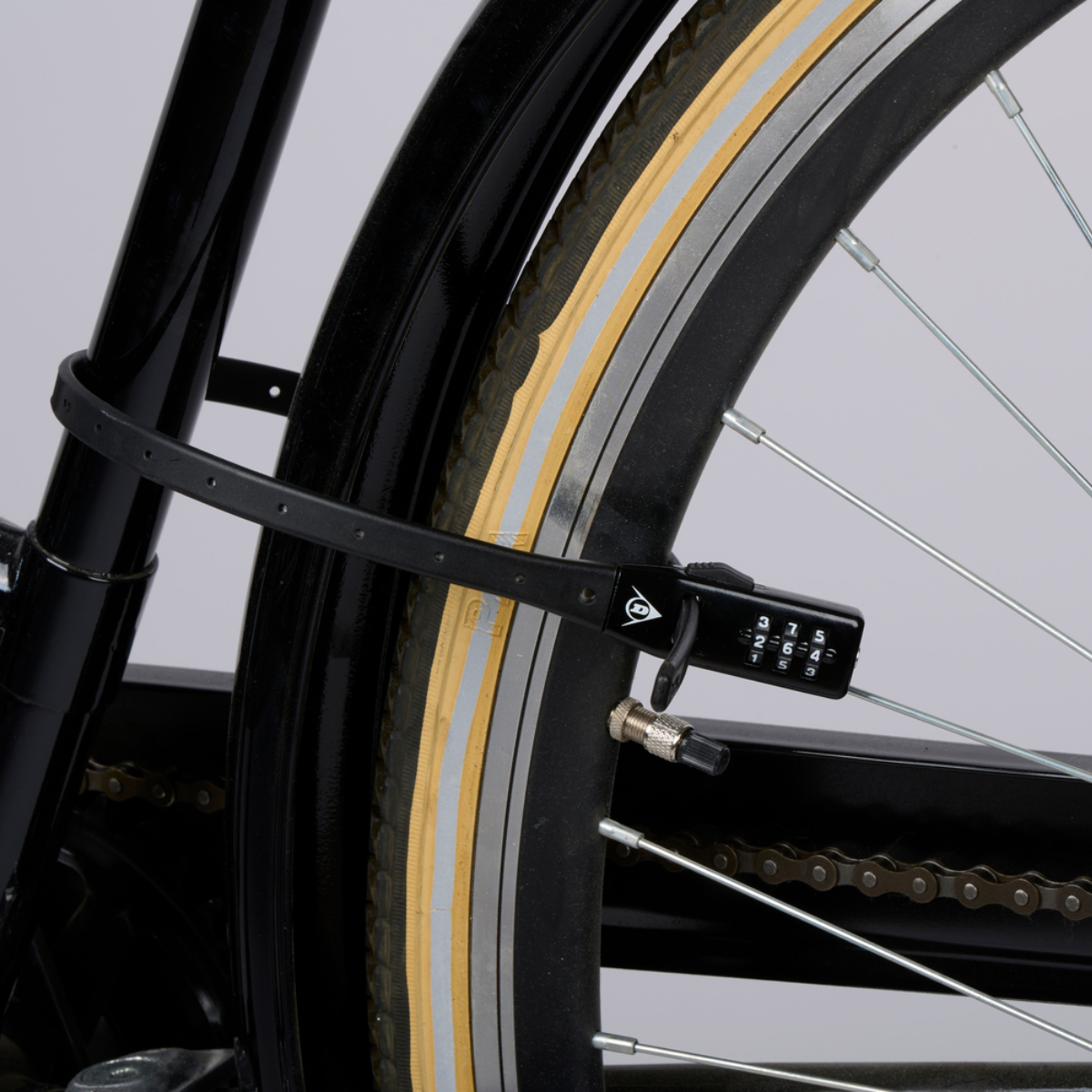 Close-up van een fietswiel met een zwart slot rond de band.