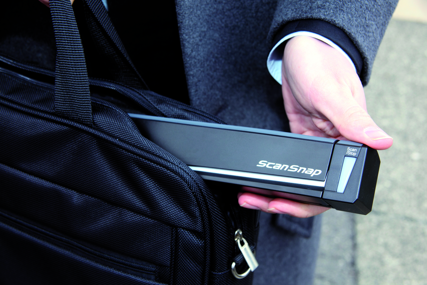 Uno scanner di codici a barre nero con un'impugnatura nera.