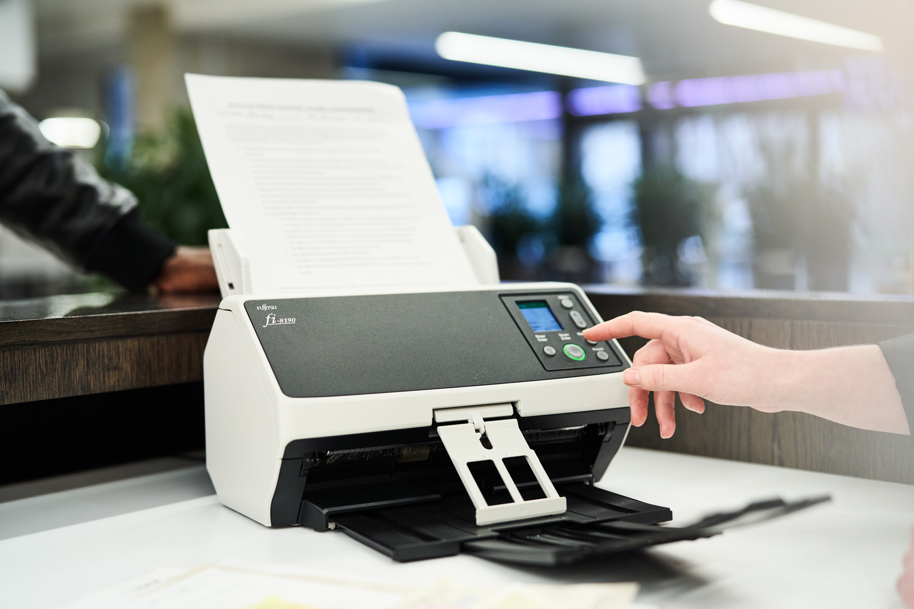 Biały skaner z czarną podstawą.