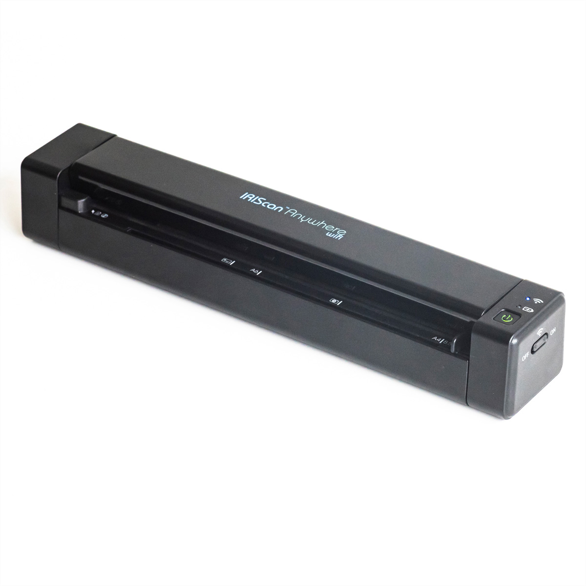 Uno scanner portatile nero e rettangolare è su uno sfondo bianco.