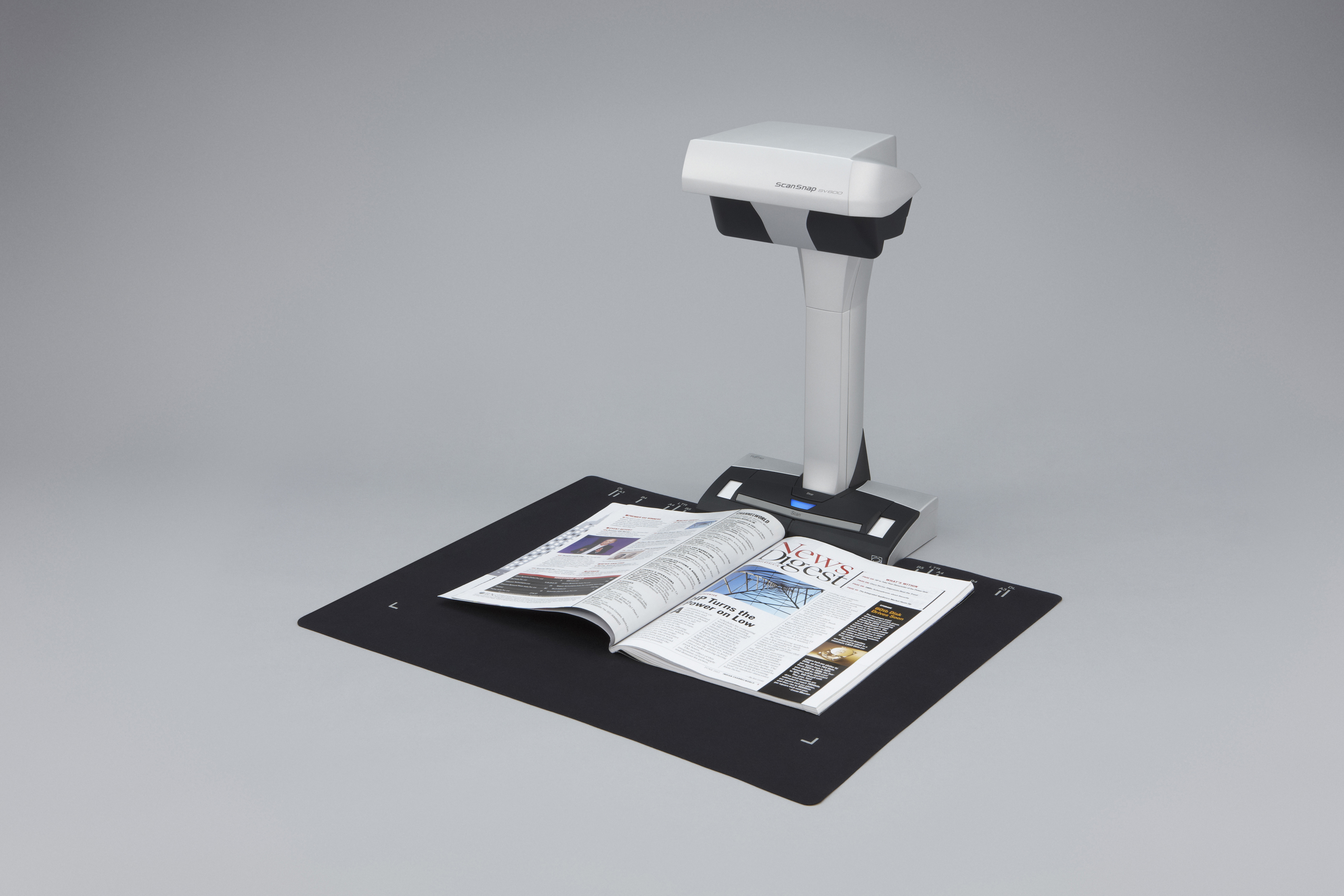 Un escáner Epson con papel saliendo y un panel de control.