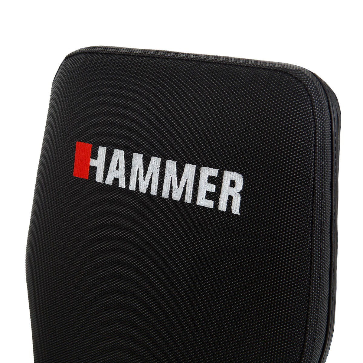 Nahaufnahme eines schwarzen Koffers mit dem weißen Wort "HAMMER" und einem roten Quadrat darauf, vor weißem Hintergrund.