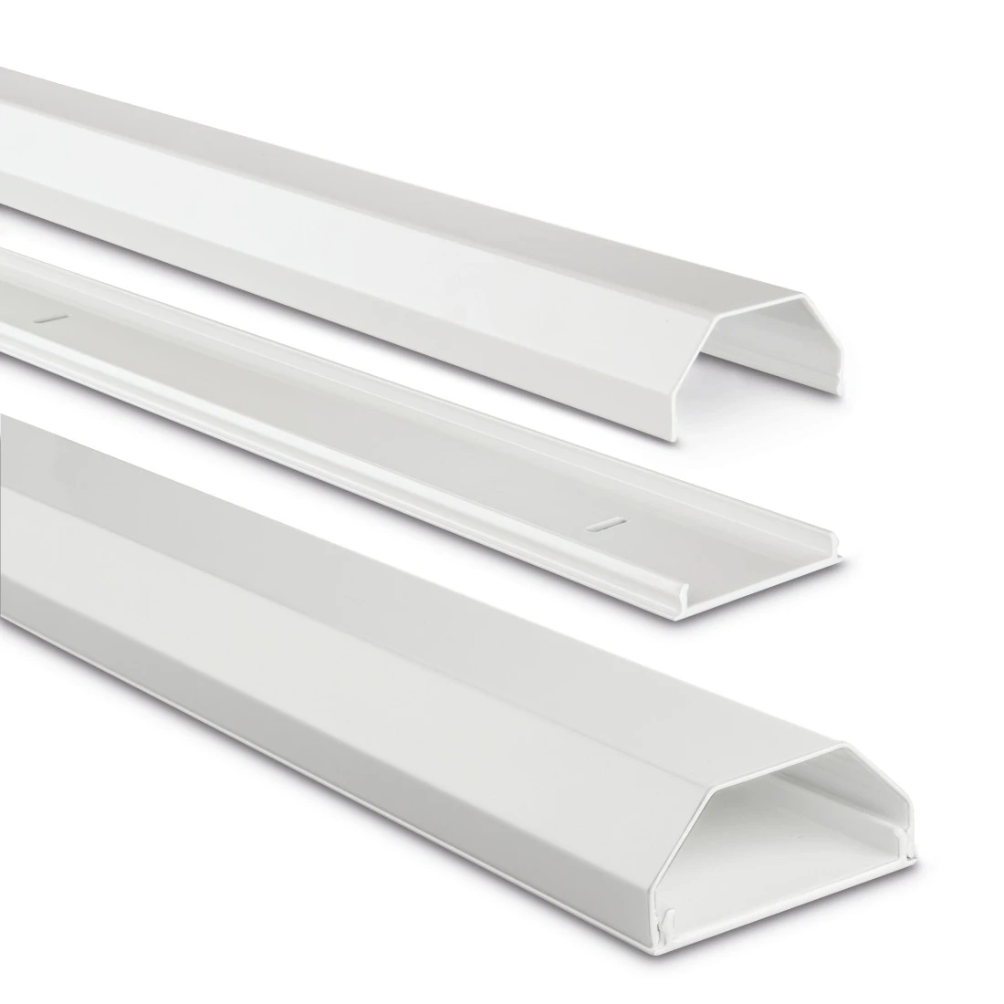 Białe kanały kablowe w trzech różnych kształtach. Białe tło.