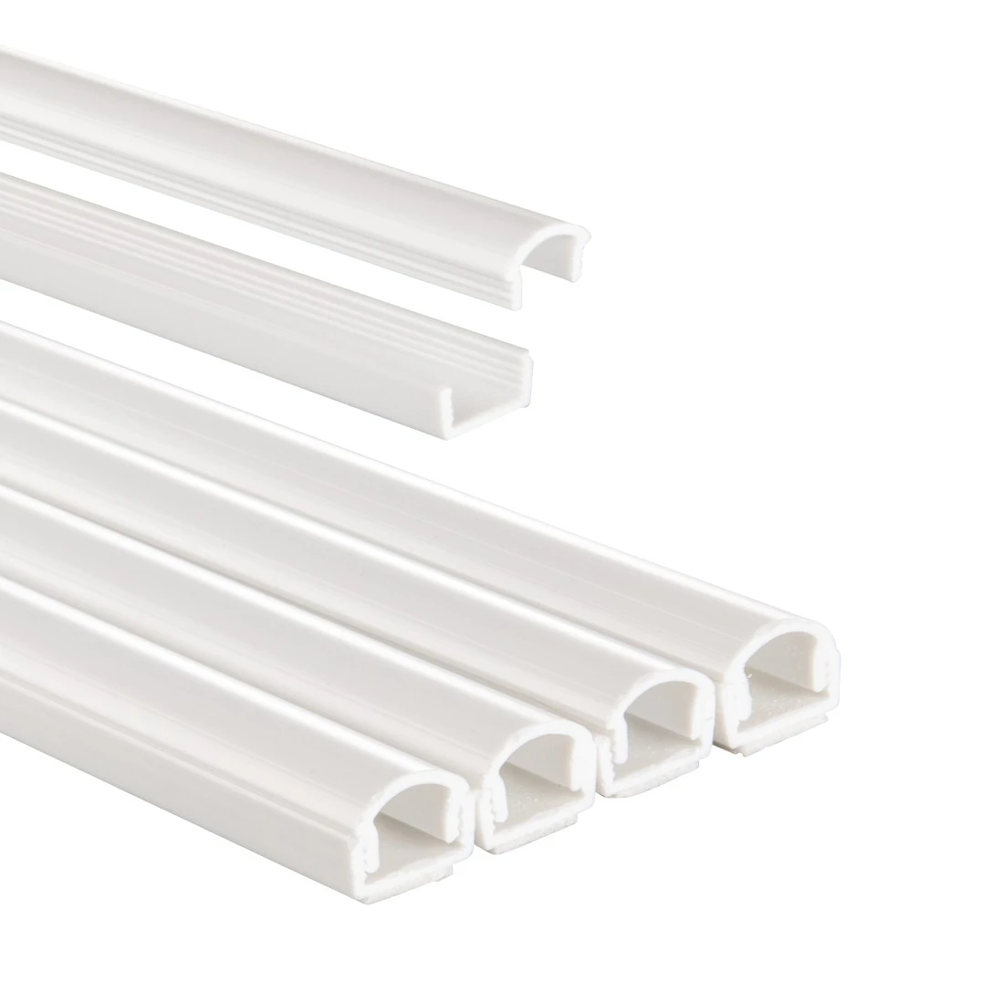 Białe kanały kablowe. Białe tło.