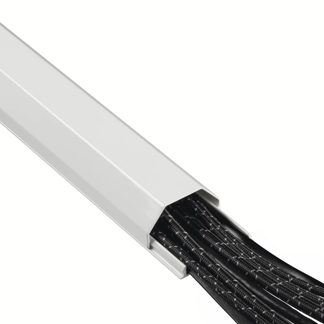 Biały kanał kablowy z odsłoniętymi kablami. Białe tło.