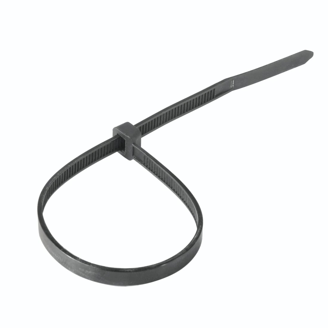 Czarny opaska zaciskowa w kształcie pętli, na białej powierzchni. Opaska ma mechanizm blokujący.