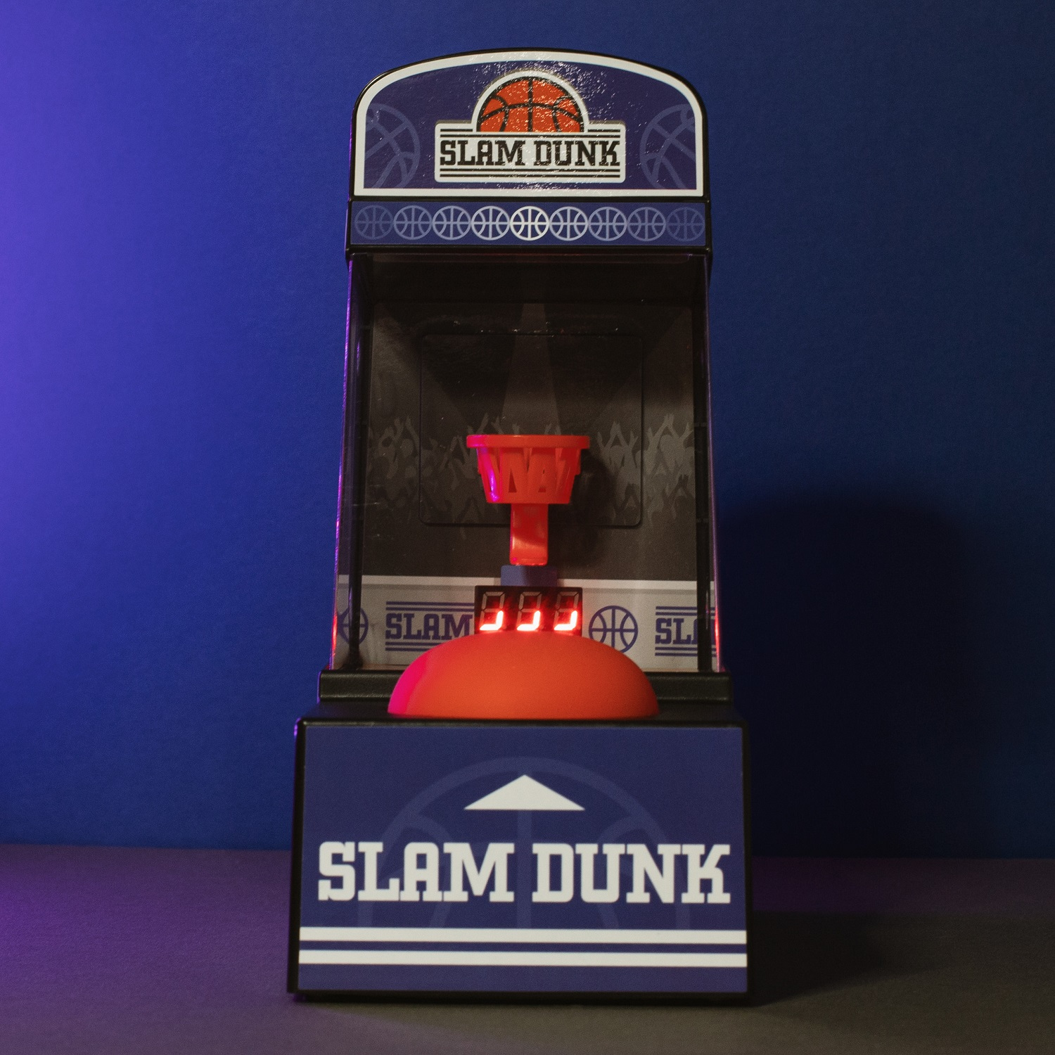 Un primo piano di un mini gioco arcade, che mostra il canestro da basket.
