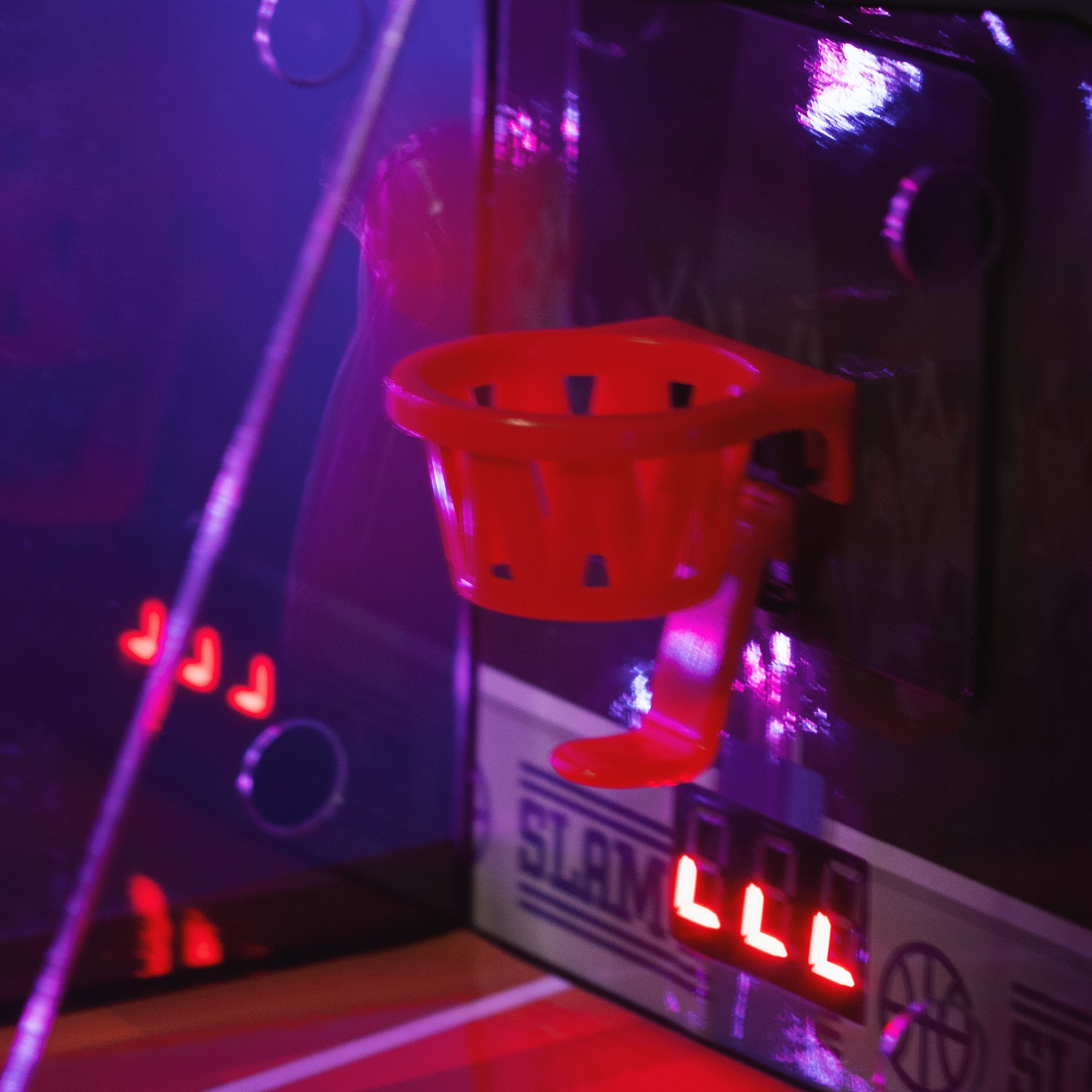Una mano sta per far cadere un dito nel mini gioco arcade.