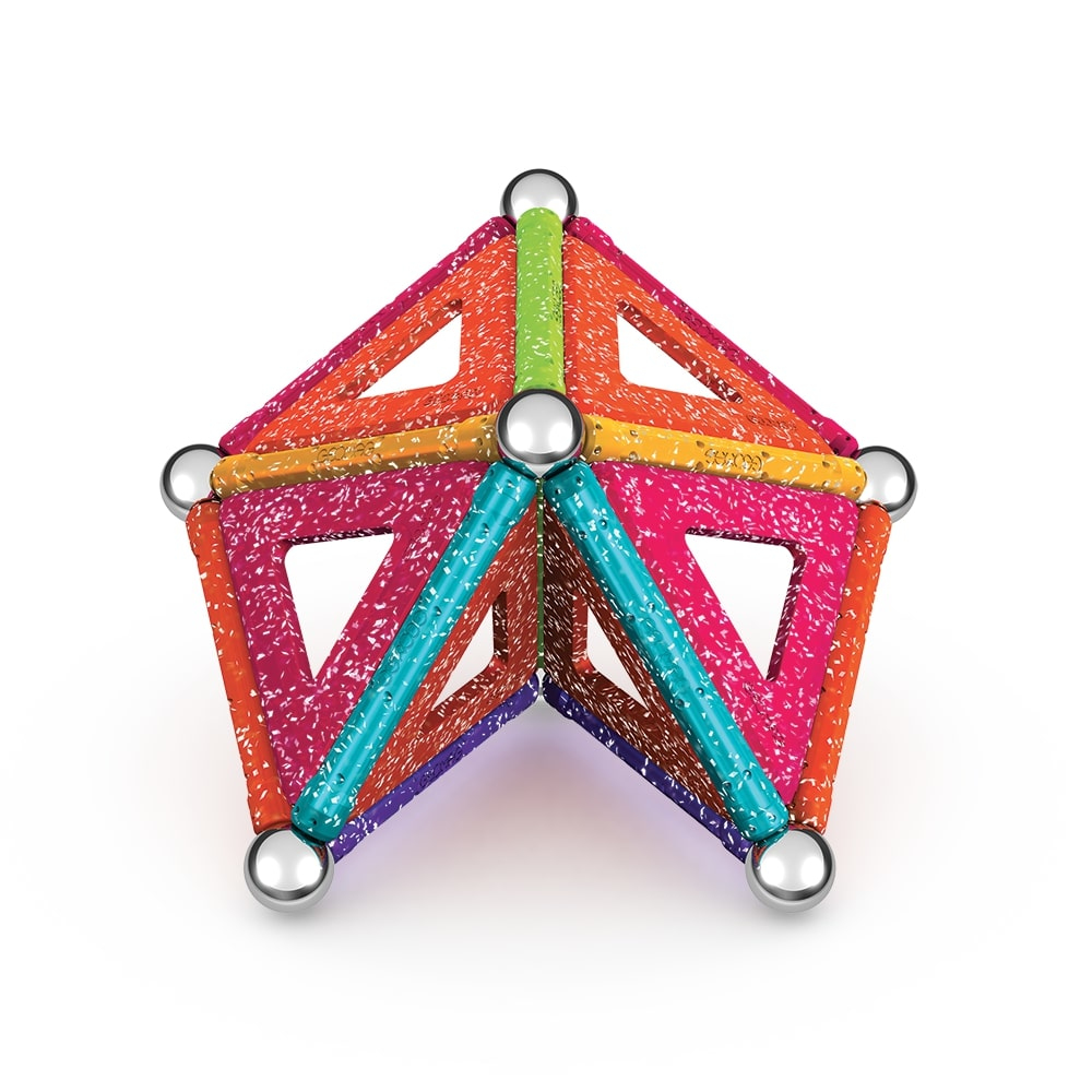 Estructura de juguete geométrica colorida con bolas de metal, fondo blanco.