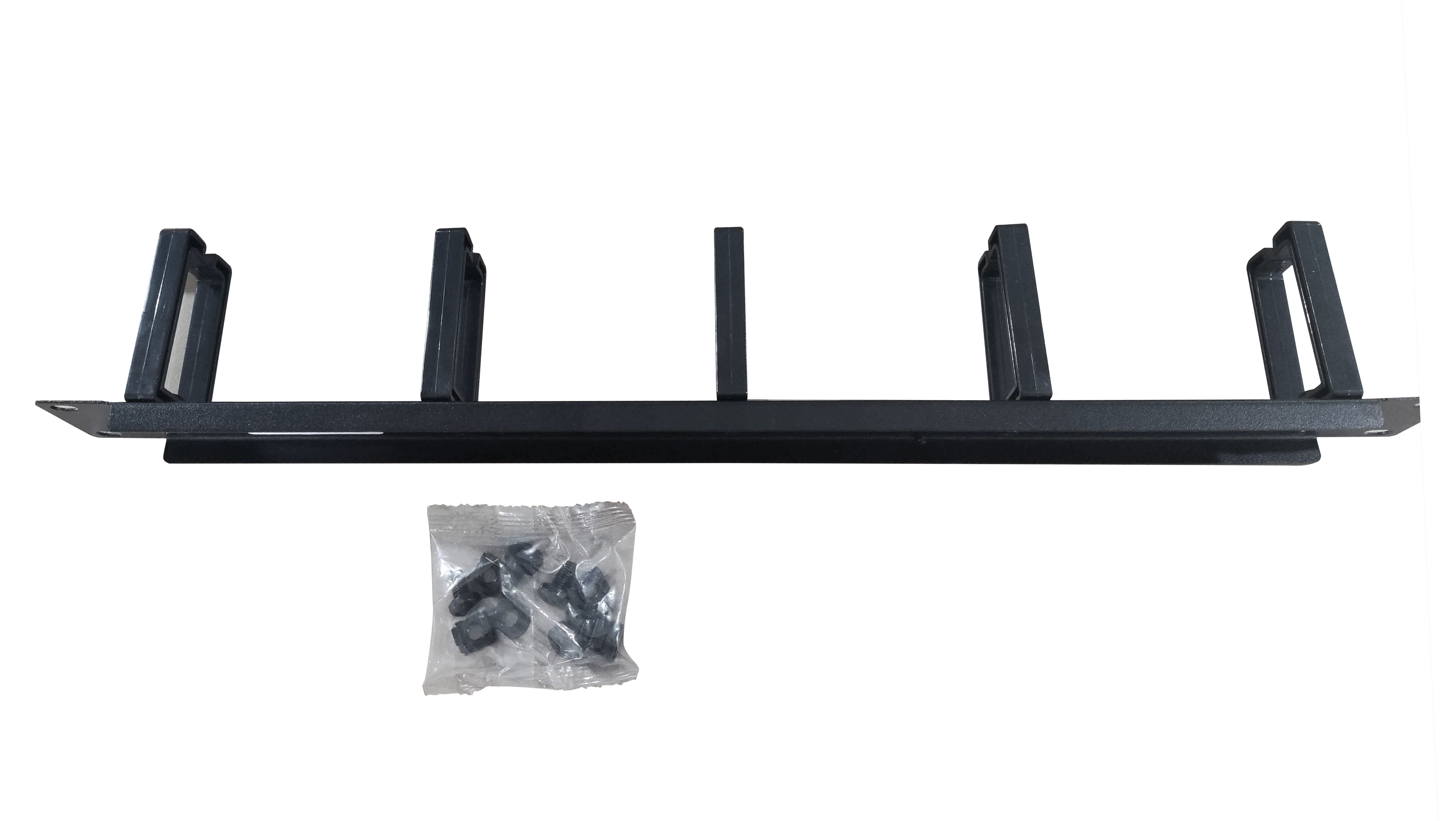Un montaje en rack negro con gestión de cables y un paquete de tornillos sobre fondo blanco.