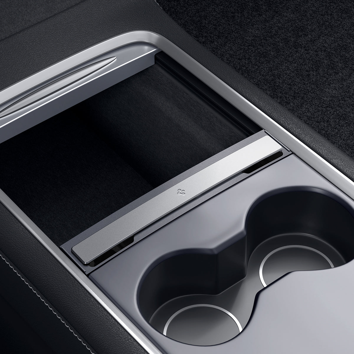 Konsola samochodowa z uchwytami na kubki, przesuwaną osłoną i srebrnym wykończeniem.
