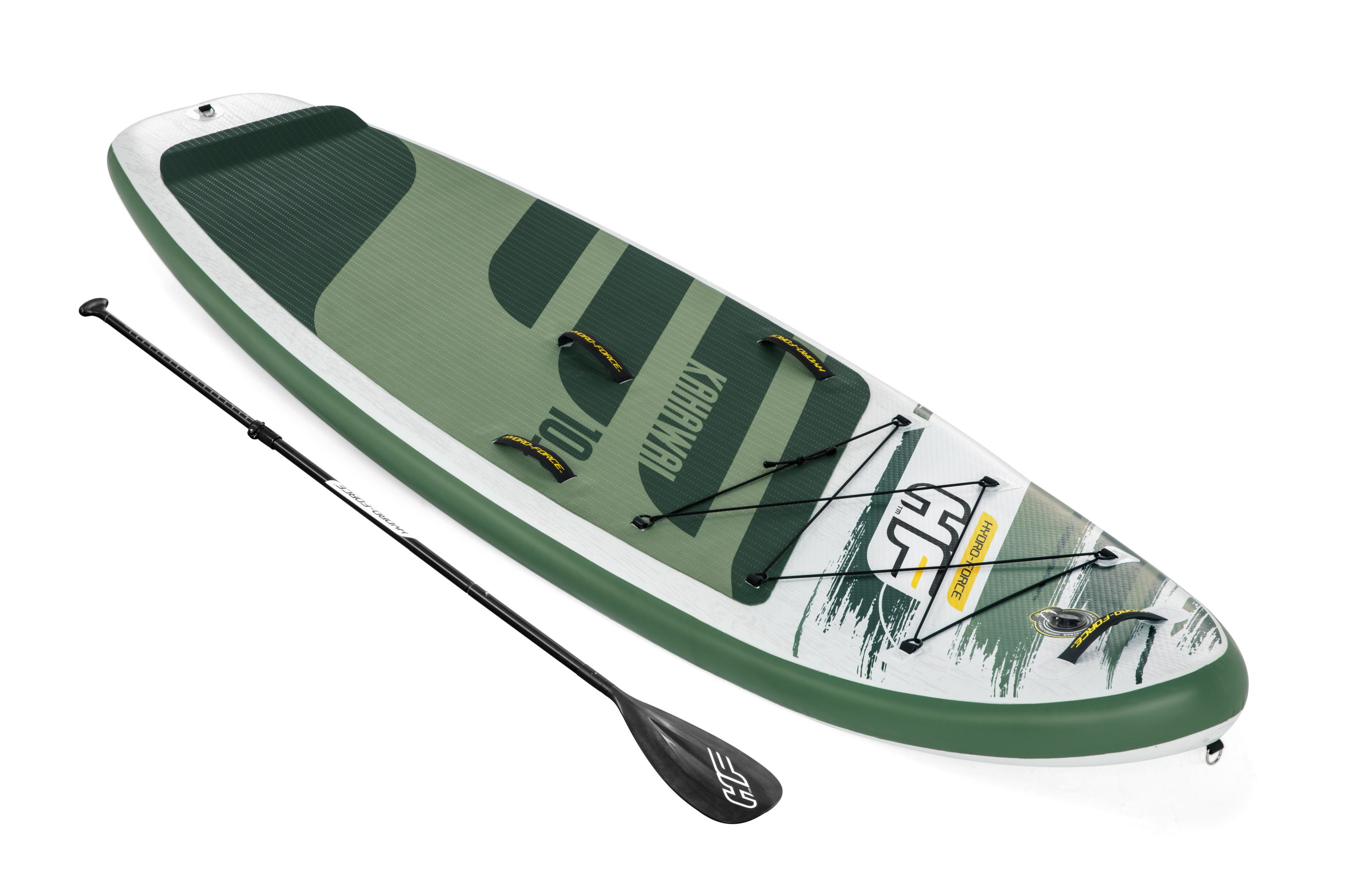 Una tabla de paddle surf verde y blanca con una paleta sobre un fondo blanco.