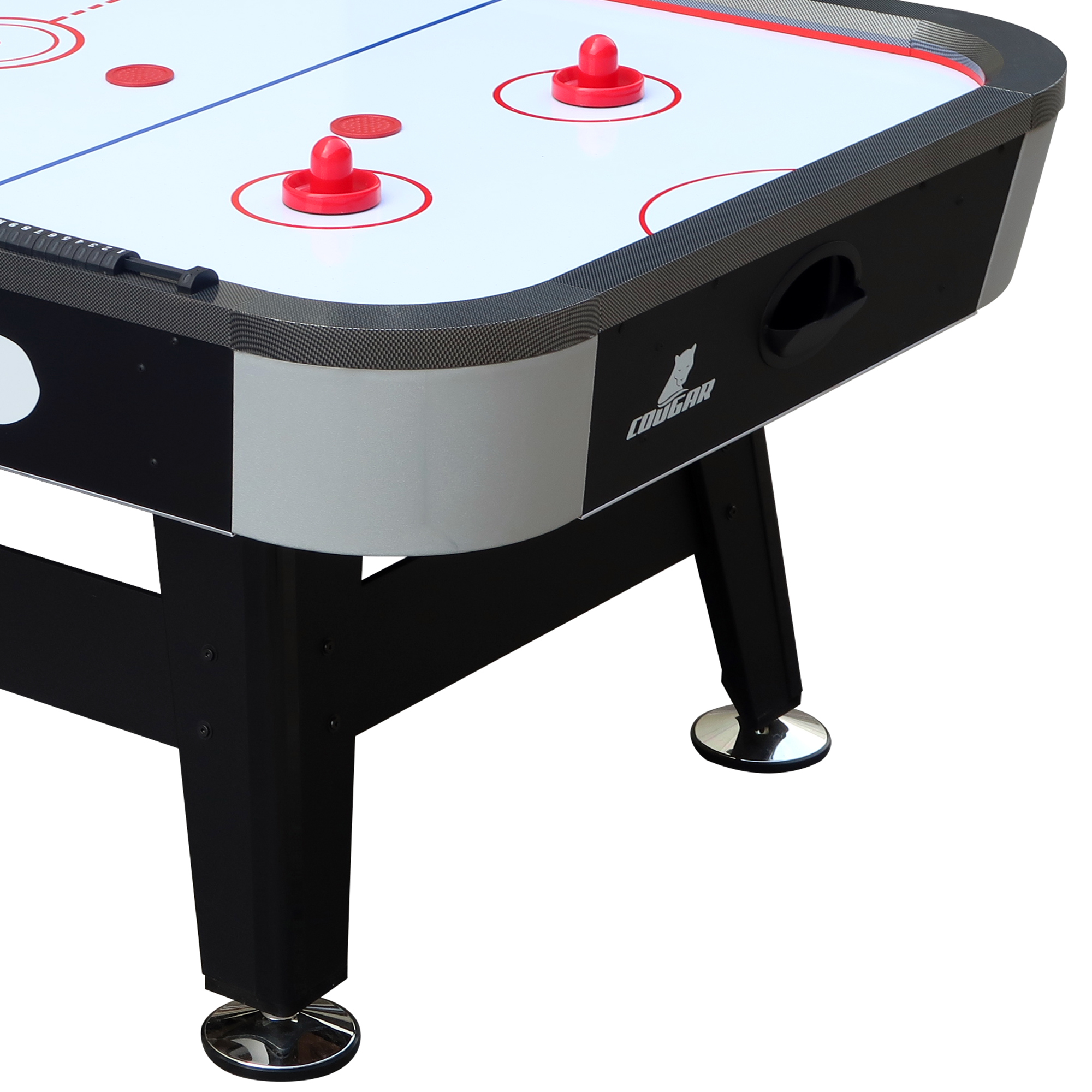 Airhockey-Tisch mit roten Pucks. Der Tisch hat schwarz-weiße Seiten und schwarze Beine.