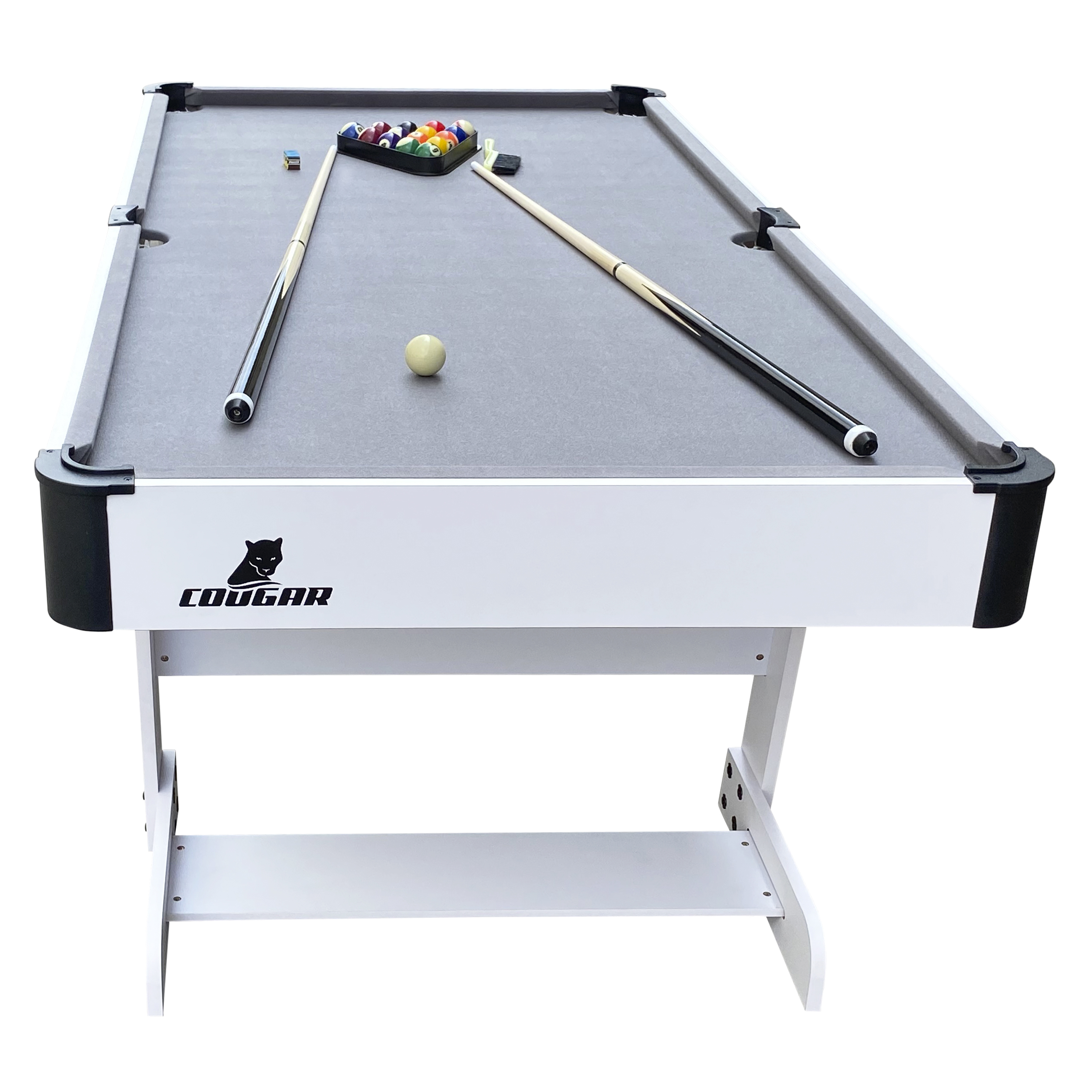 Ein weißer Billardtisch mit grauer Spielfläche. Kugeln, Queues und ein Rack liegen auf dem Tisch.