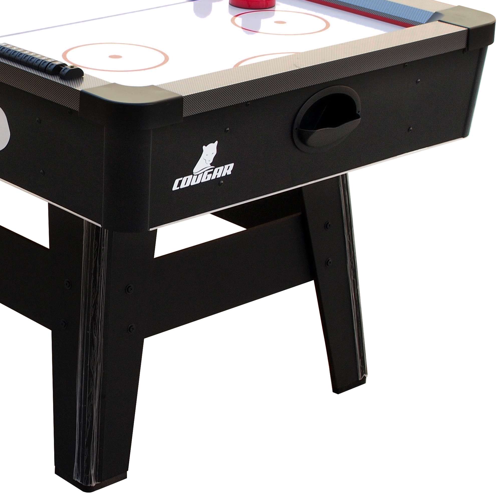 Ein Airhockey-Tisch, schwarz mit weißer Oberfläche. Rote Pucks liegen auf dem Tisch. Der Tisch steht auf einem Ständer.
