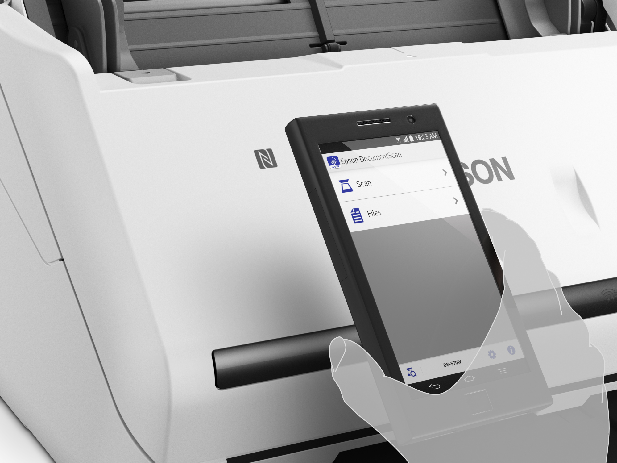 Una mano che tiene un telefono sopra uno scanner Epson bianco. Il telefono mostra l'interfaccia dell'app Epson DocumentScan.