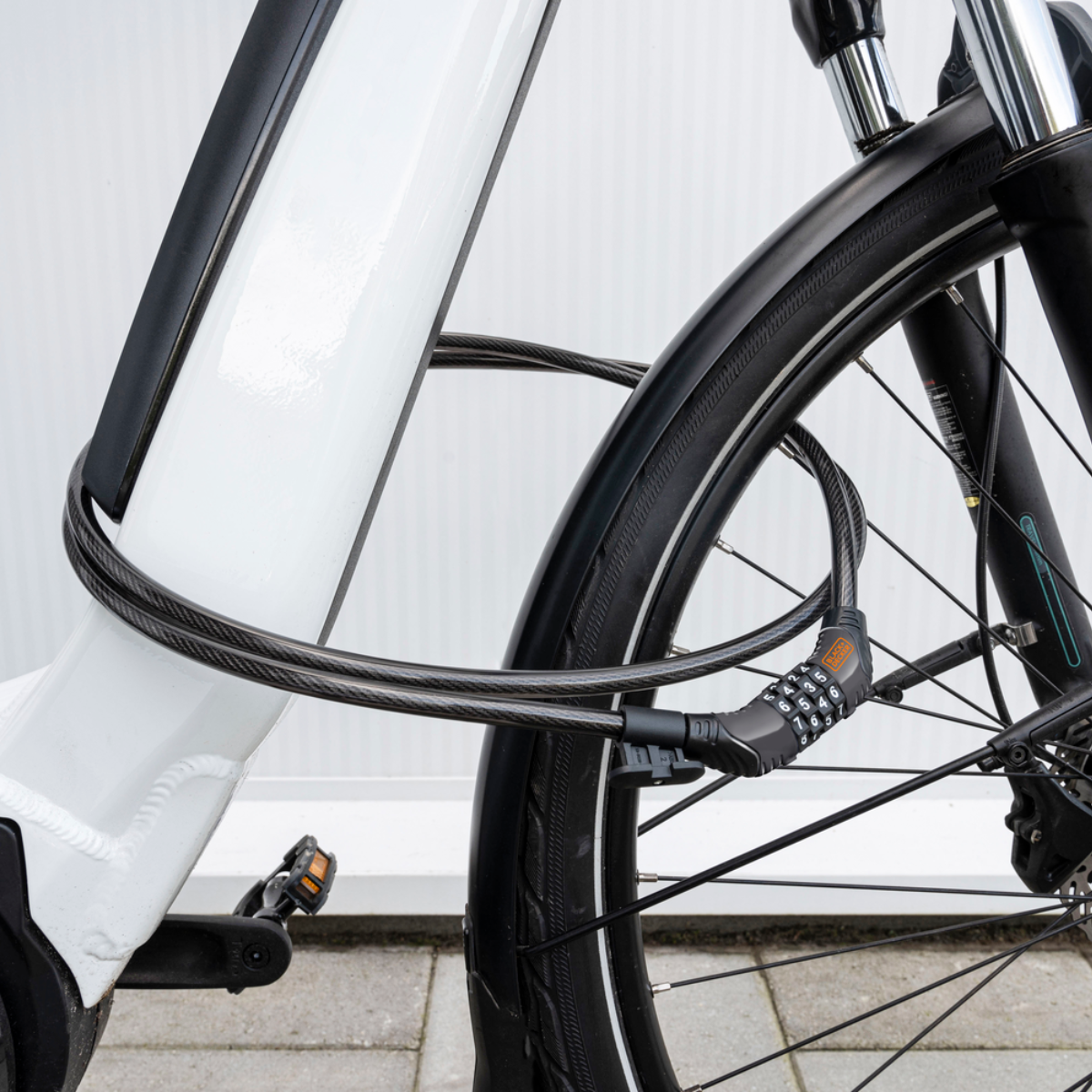Zwart fietsslot om een wit fietsframe en wiel gewikkeld.