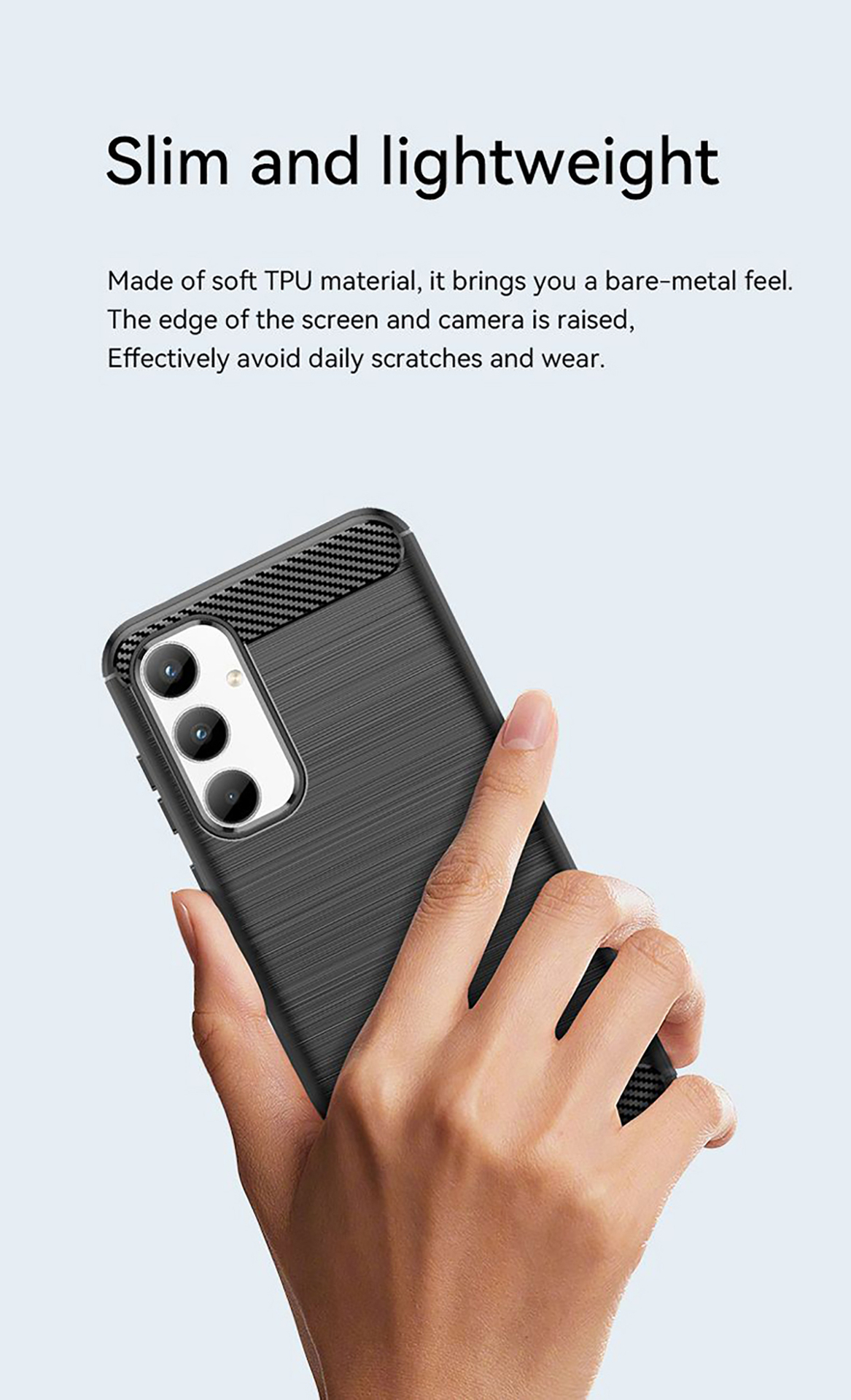 Une main tenant un téléphone dans un étui noir. L'étui a un design texturé. Le fond est bleu clair.