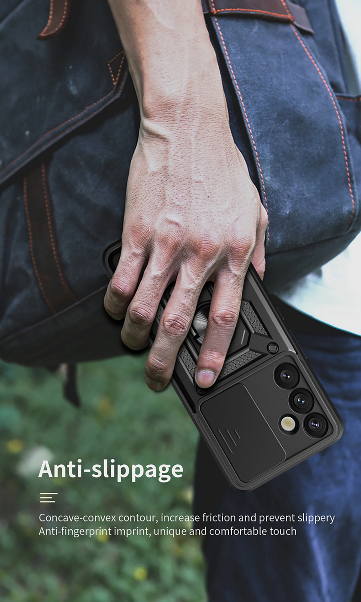 Een hand die een zwarte telefoonhoes vasthoudt met een camera-uitsparing, met een rugzak op de achtergrond.