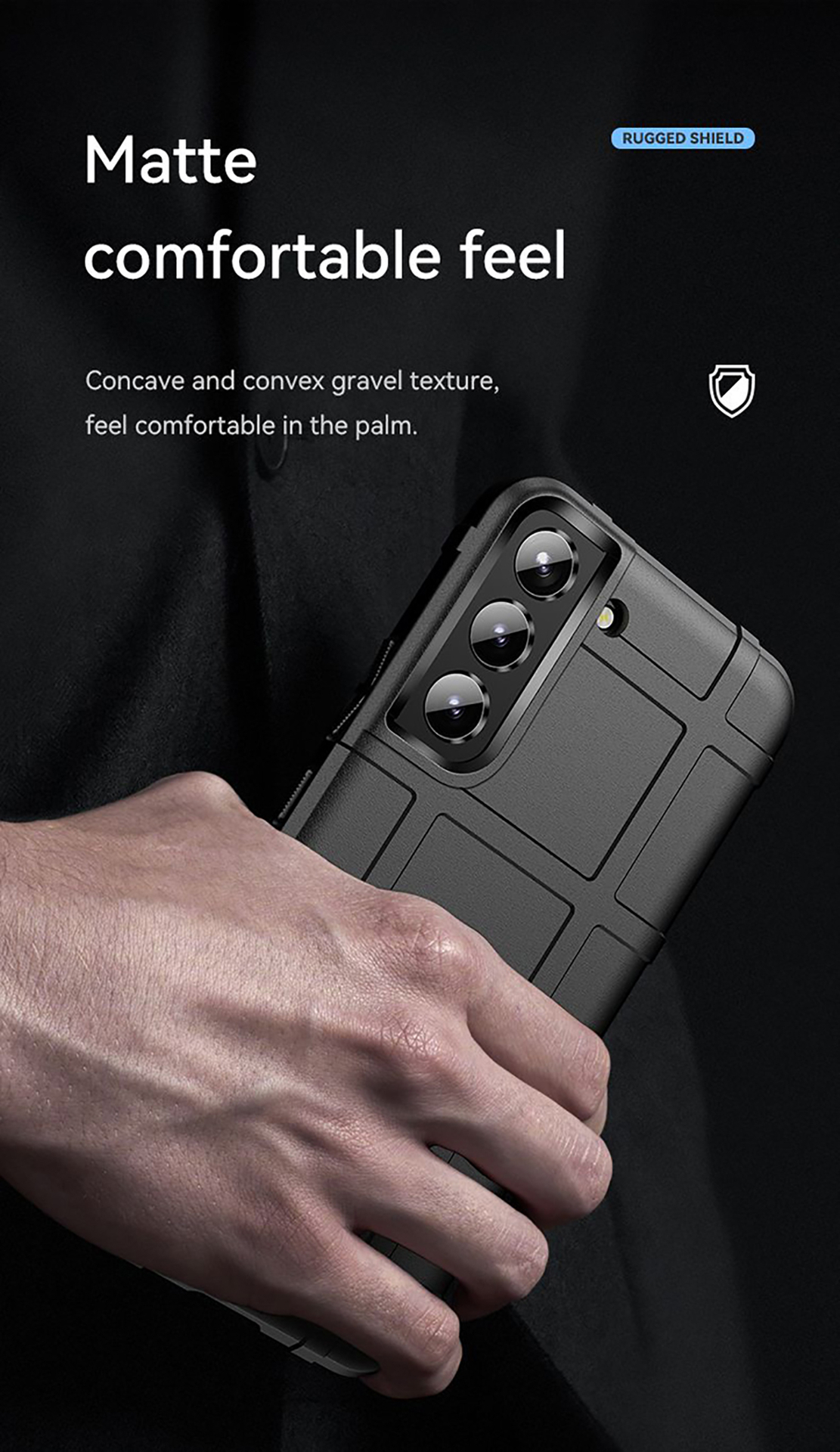 Een hand die een zwarte telefoonhoes vasthoudt, met een gestructureerd ontwerp en de woorden 'comfortabel gevoel'.