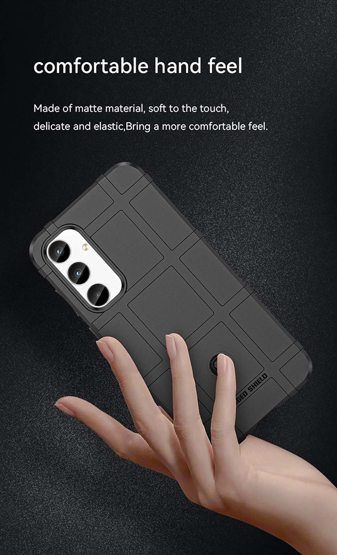 Een hand die een zwarte telefoonhoes vasthoudt, met een textuurontwerp en het Rugged Shield logo.