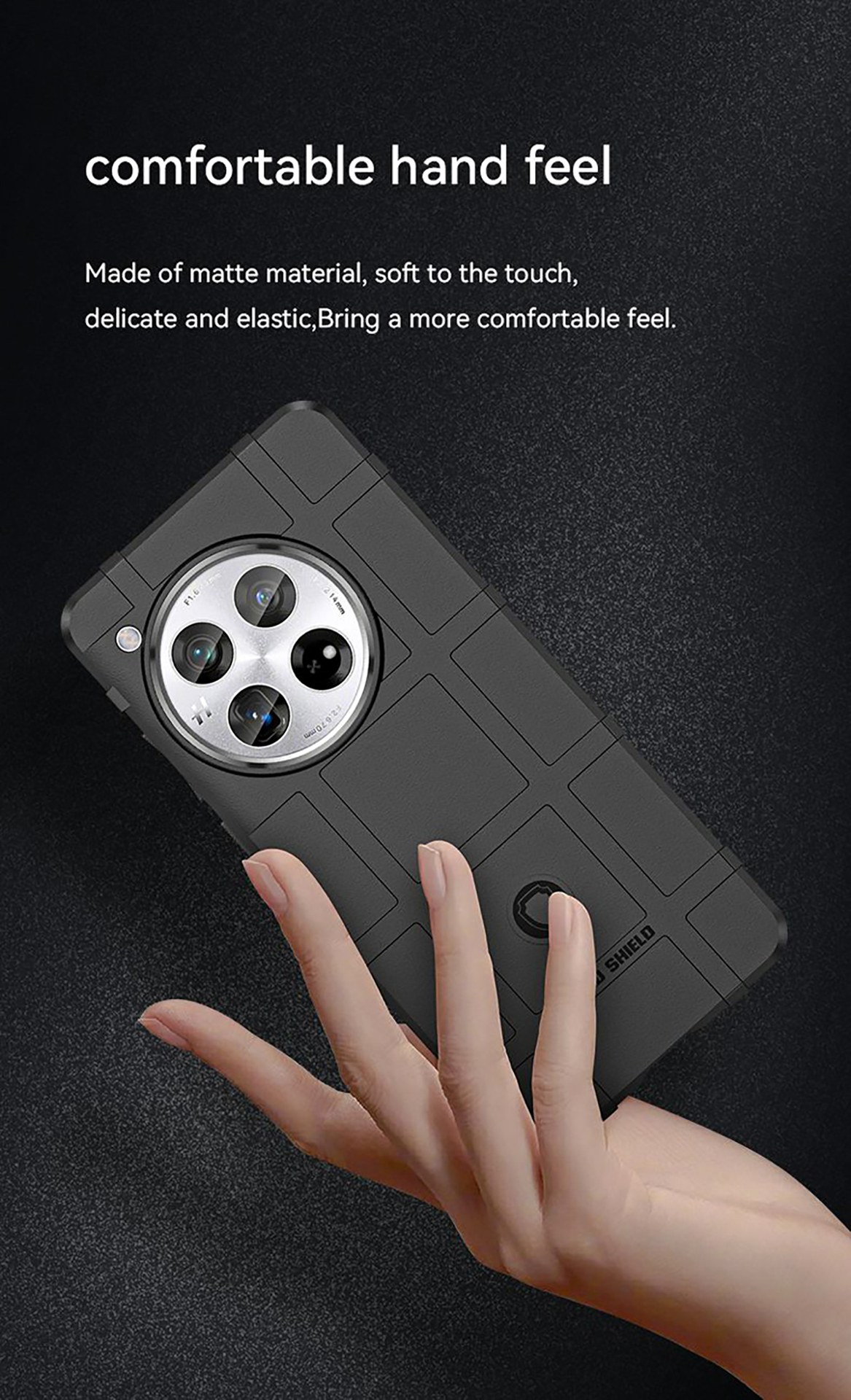 Une main tenant une coque de téléphone noire, présentant un motif texturé.