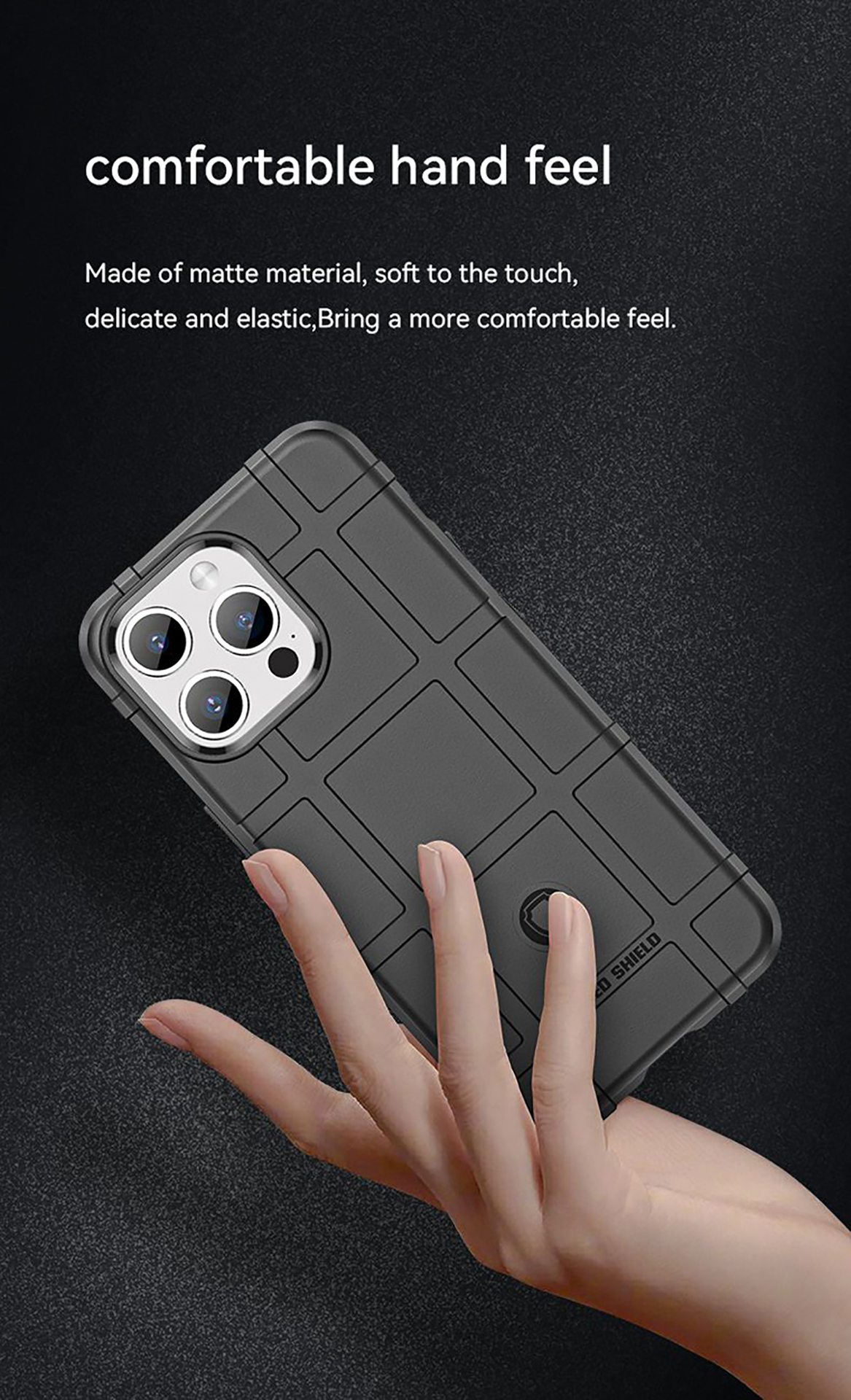 Een hand die een zwarte telefoonhoes vasthoudt. De hoes heeft een gestructureerd ontwerp en een camera-uitsparing.