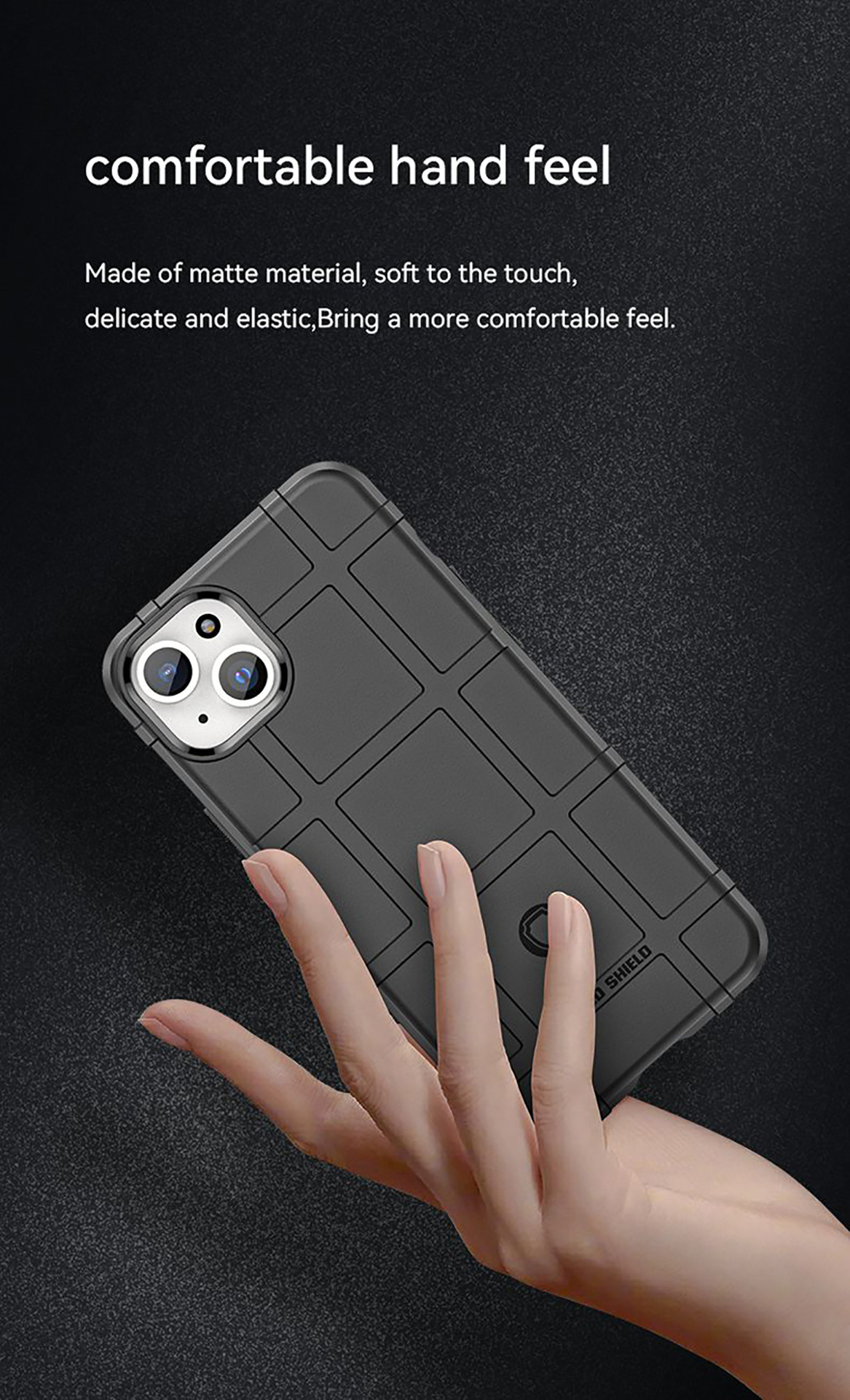 Een hand die een zwarte telefoonhoes vasthoudt, met een getextureerd oppervlak. De hoes is zacht en mat.