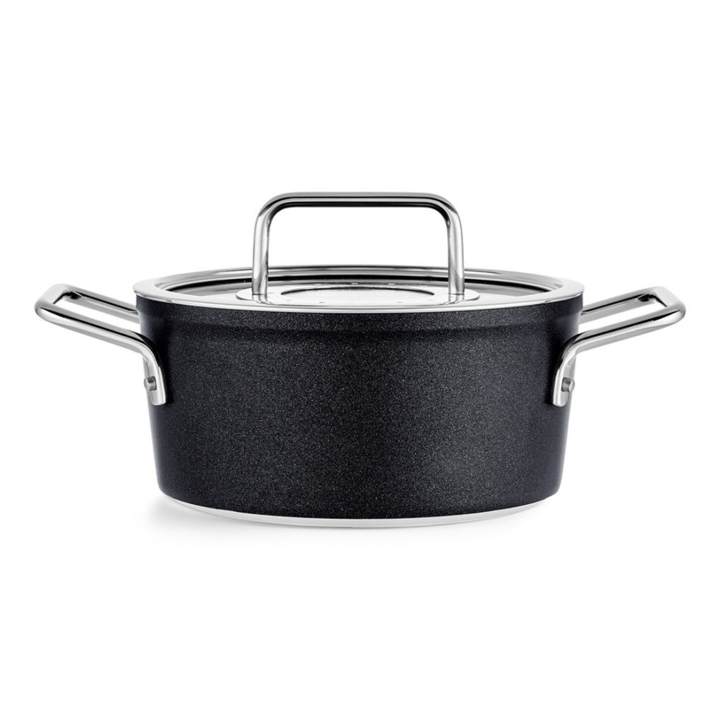 Olla negra con tapa. Asas plateadas. Fondo blanco.