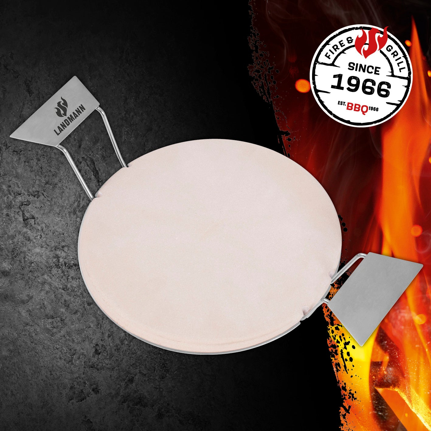 Pizzastein mit Griffen und Logo. Der Stein liegt auf Feuer.
