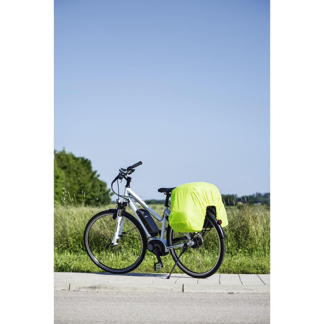 Ein Fahrrad mit gelber Abdeckung über dem Hinterrad, auf einer Straße.