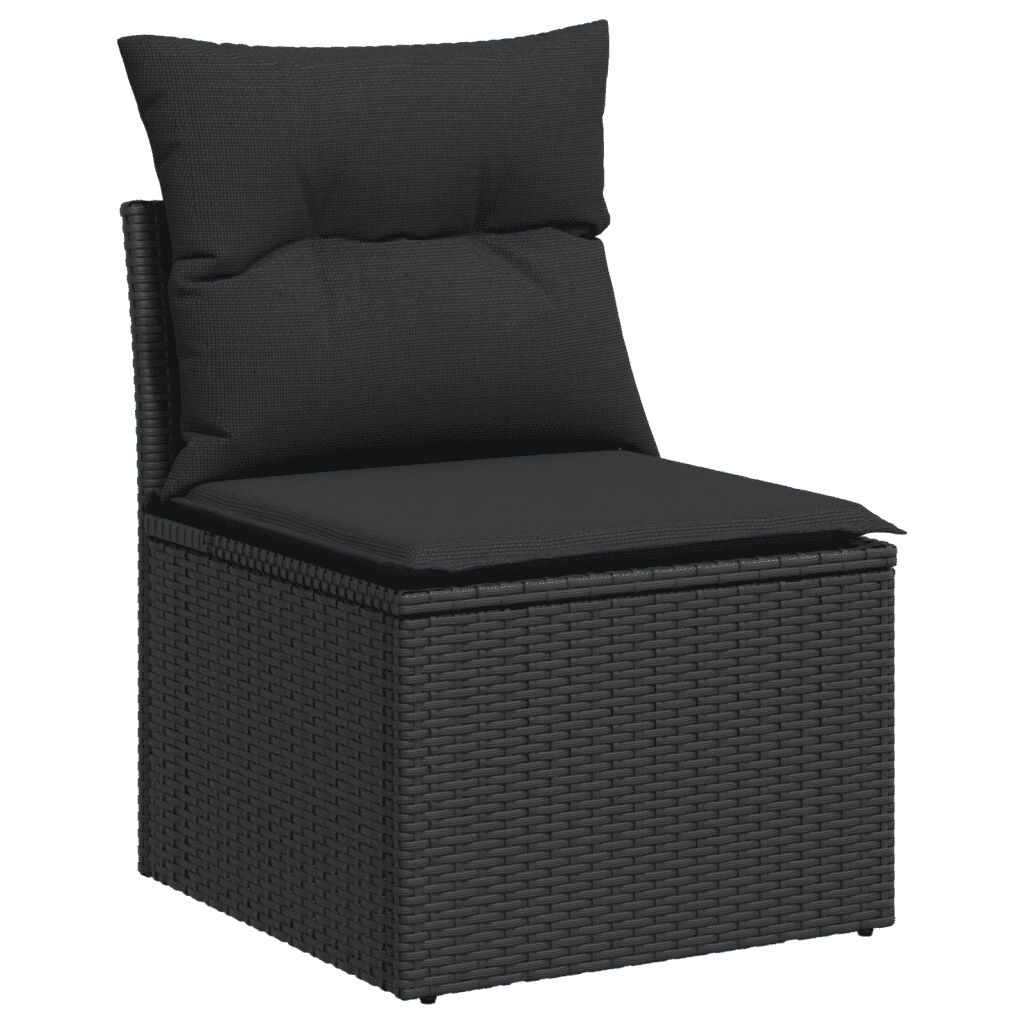 Schwarzer Korbstuhl mit Kissen. Er hat eine Rückenlehne und ein Sitzkissen.