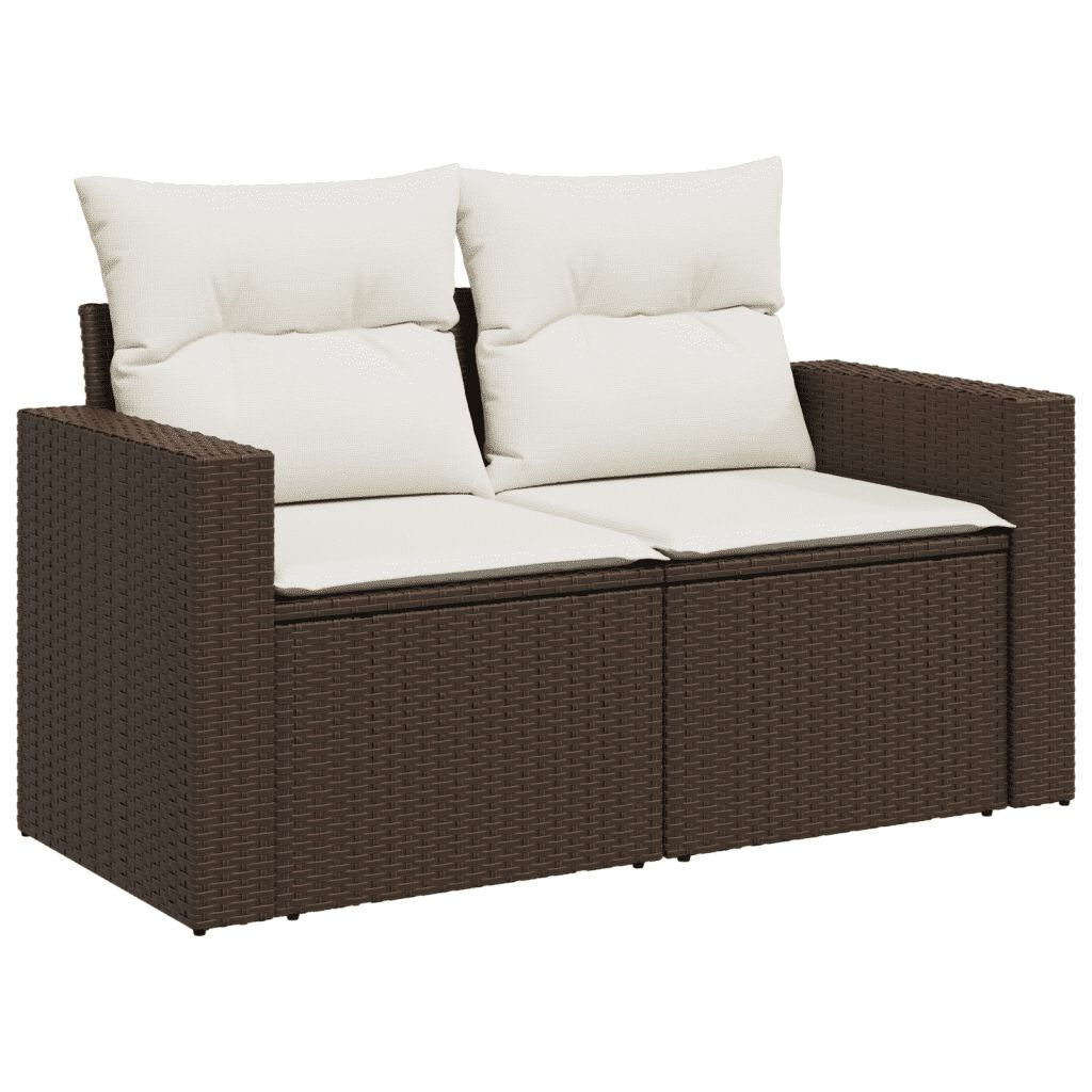 Divano in vimini marrone con cuscini color crema.