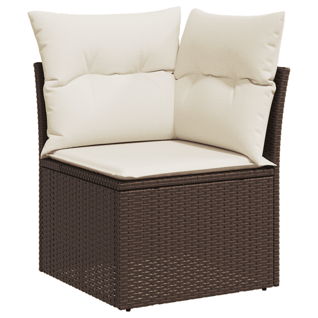Divano angolare con vimini marrone e cuscini color crema. Sfondo bianco.